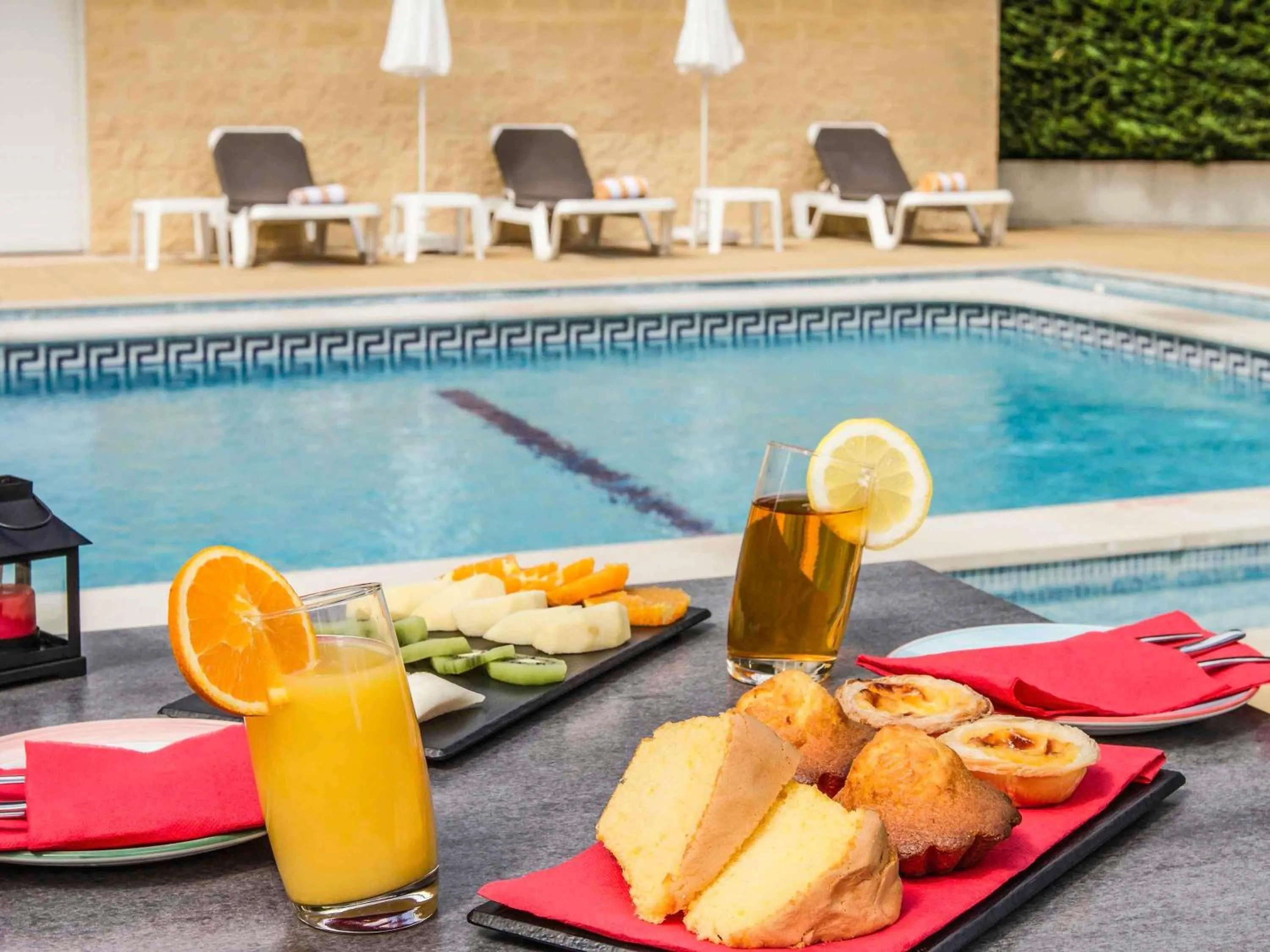 Pool view in Hotel ibis Porto Sul Europarque