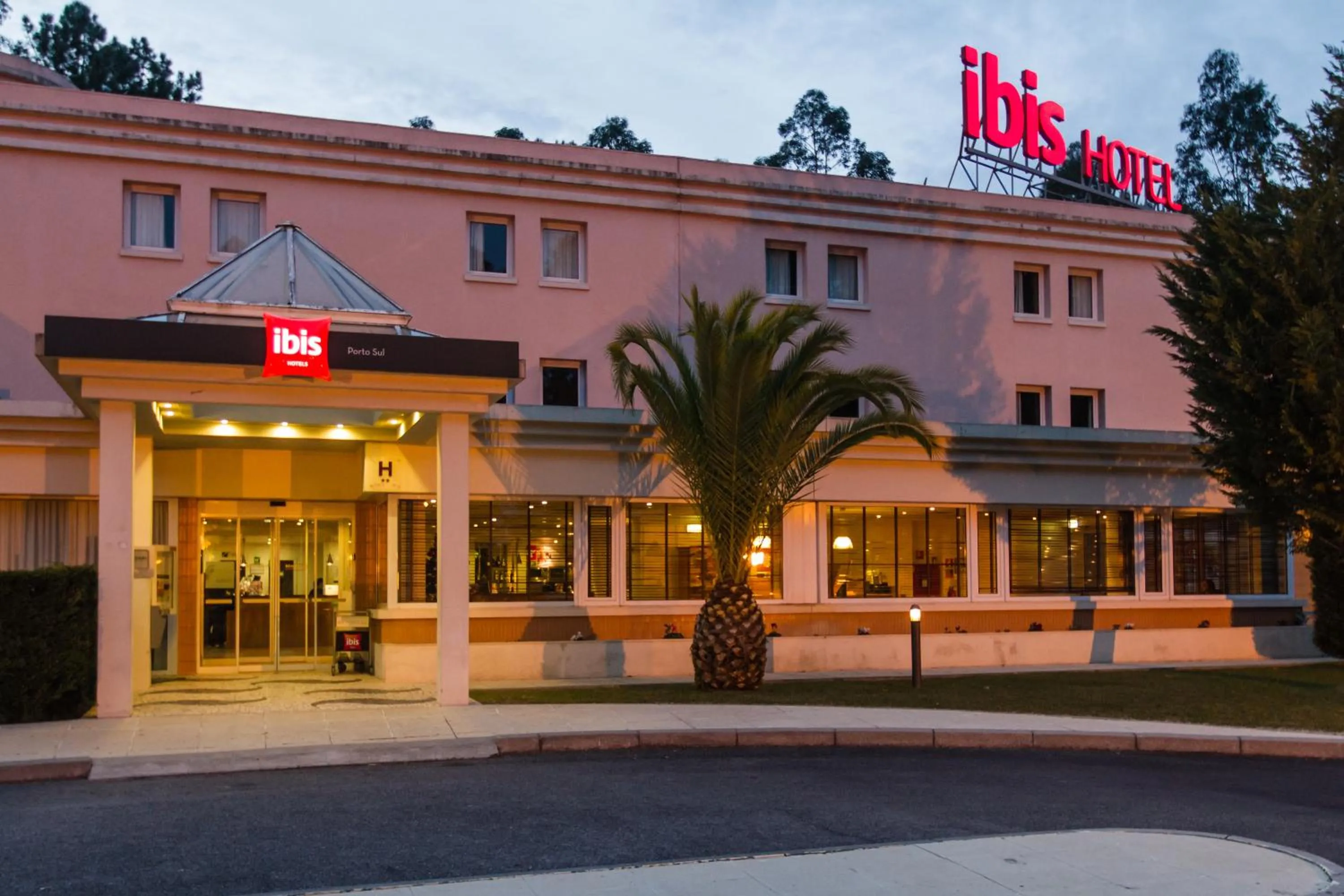 Facade/entrance in Hotel ibis Porto Sul Europarque