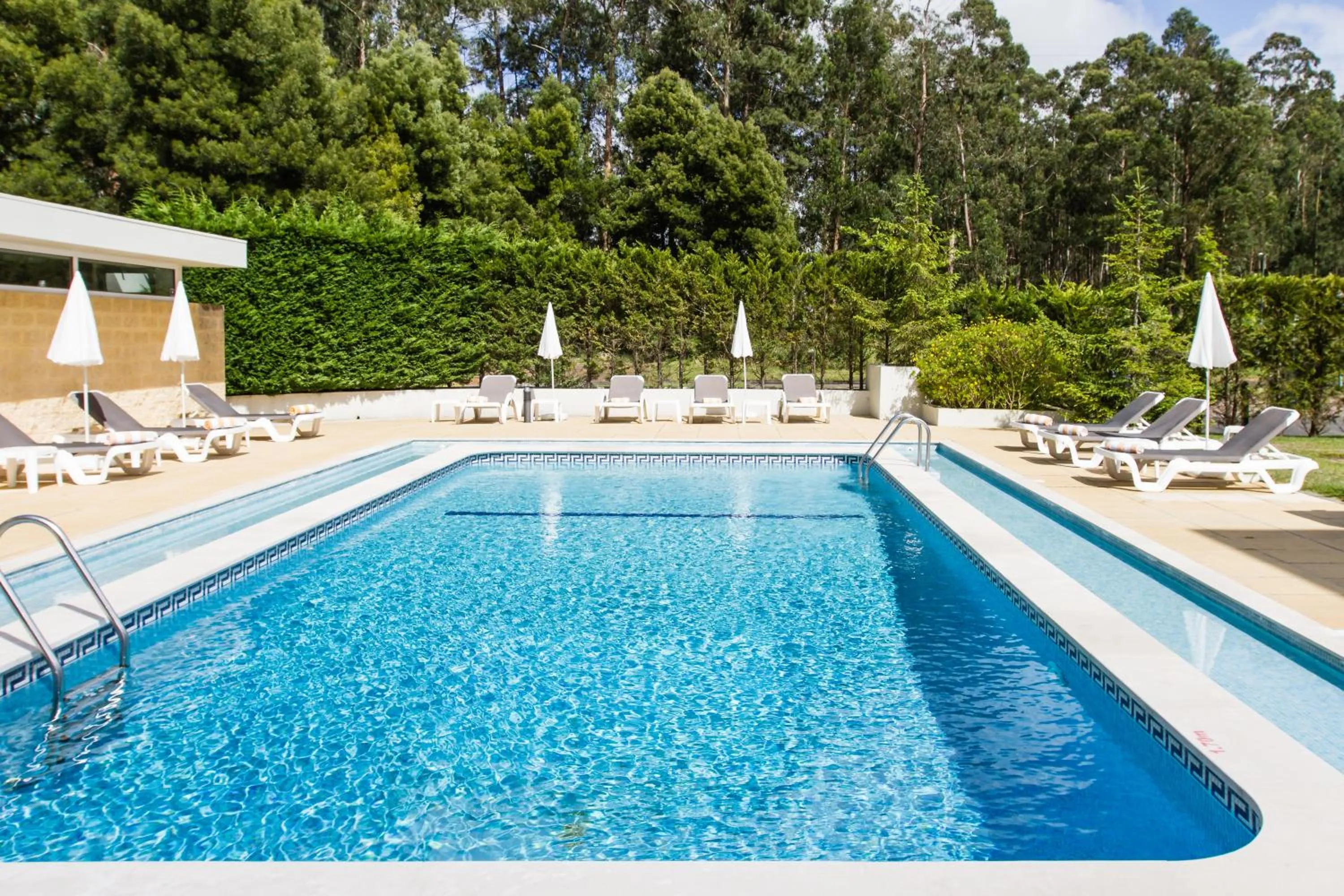 Swimming pool in Hotel ibis Porto Sul Europarque