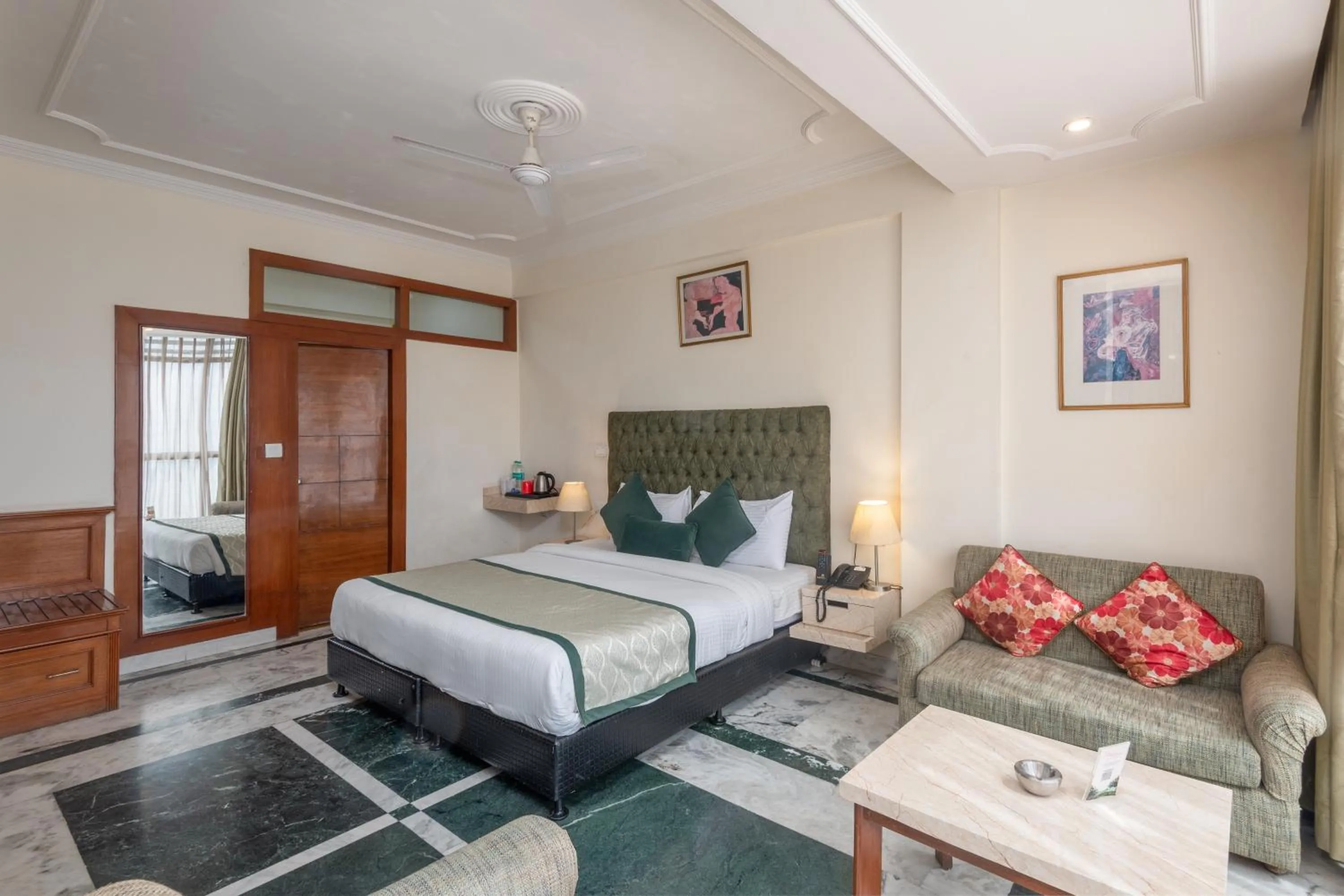 Bedroom, Bed in Tulip Inn Green Castle Mall road