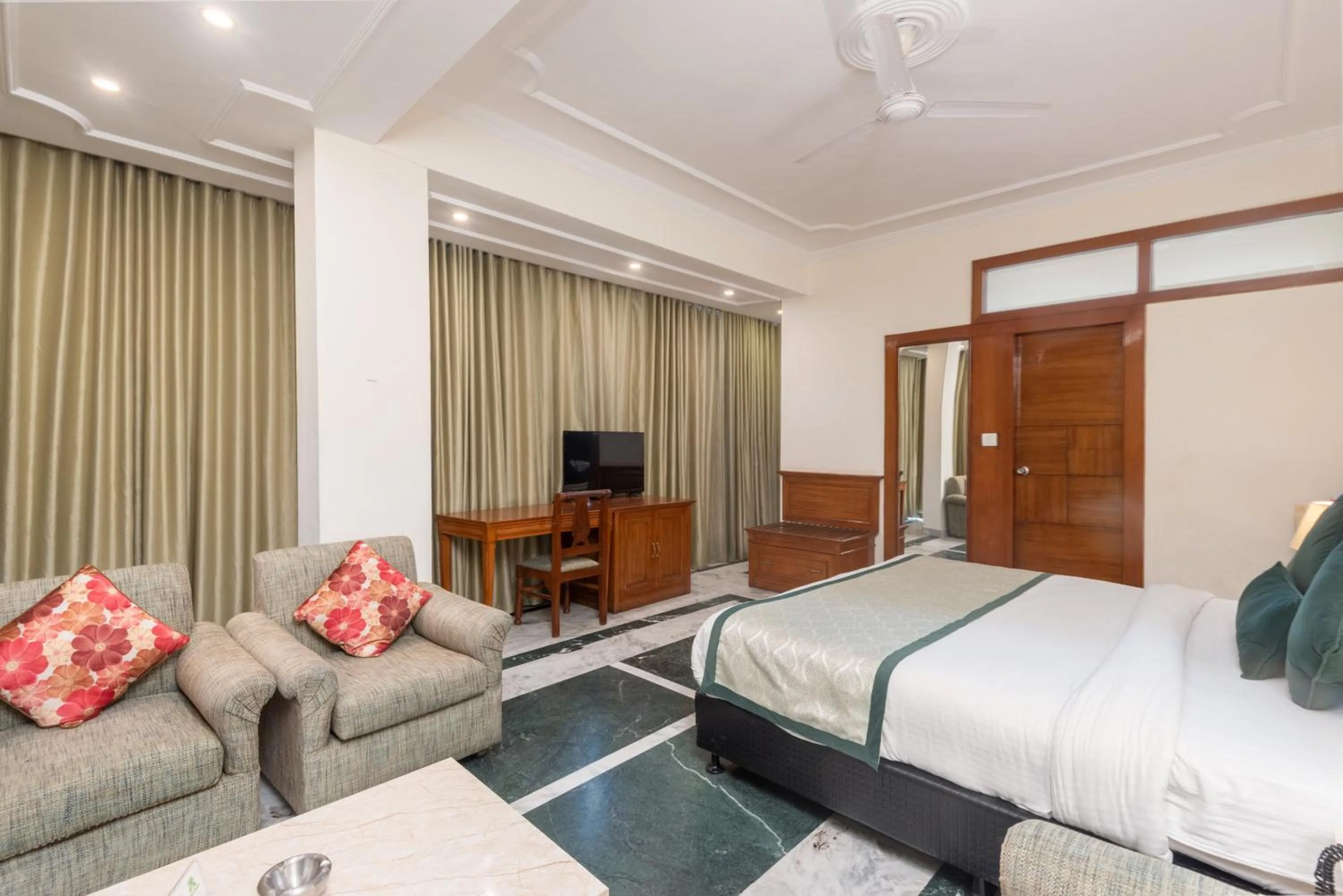 Bedroom, Bed in Tulip Inn Green Castle Mall road