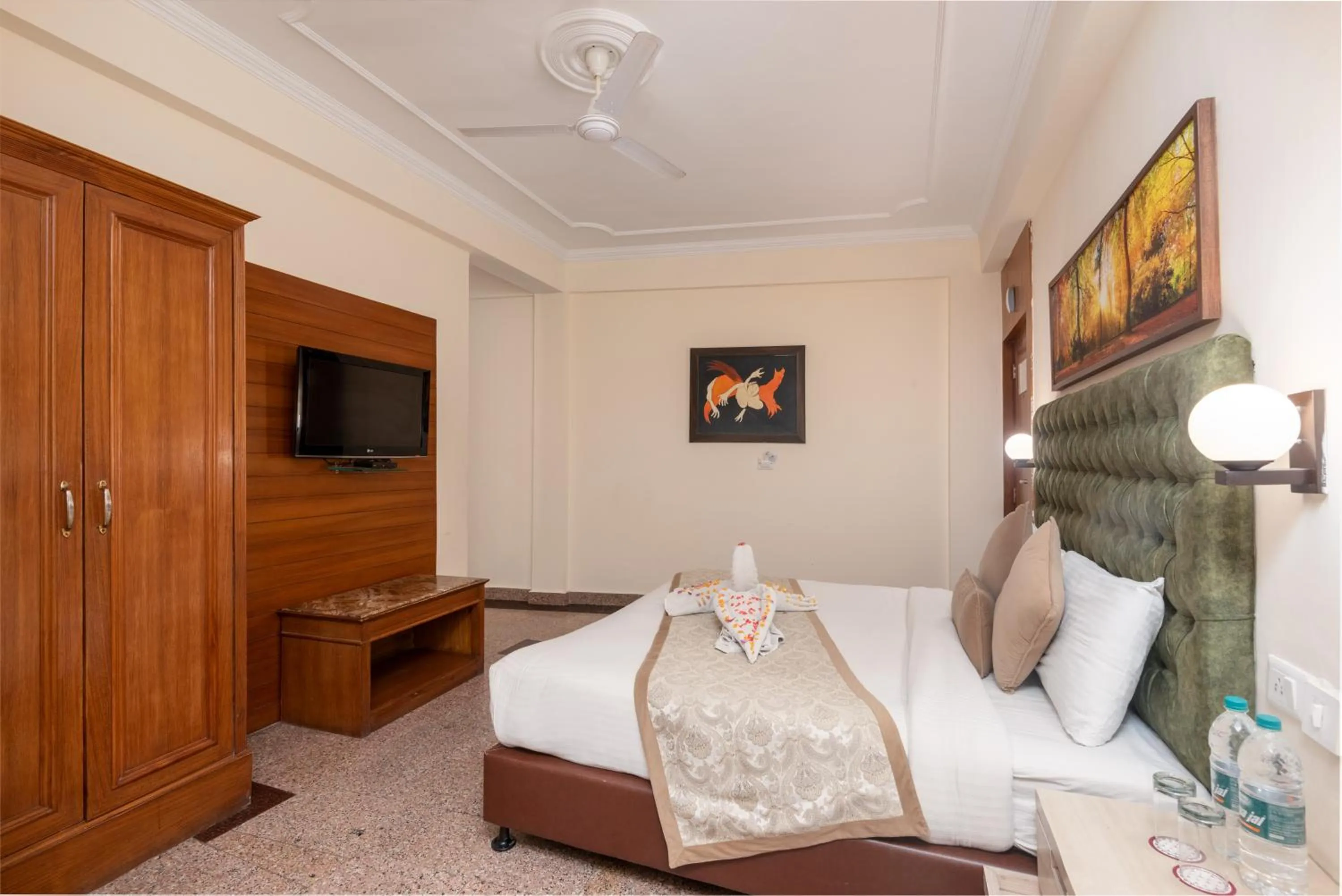 Bed in Tulip Inn Green Castle Mall road