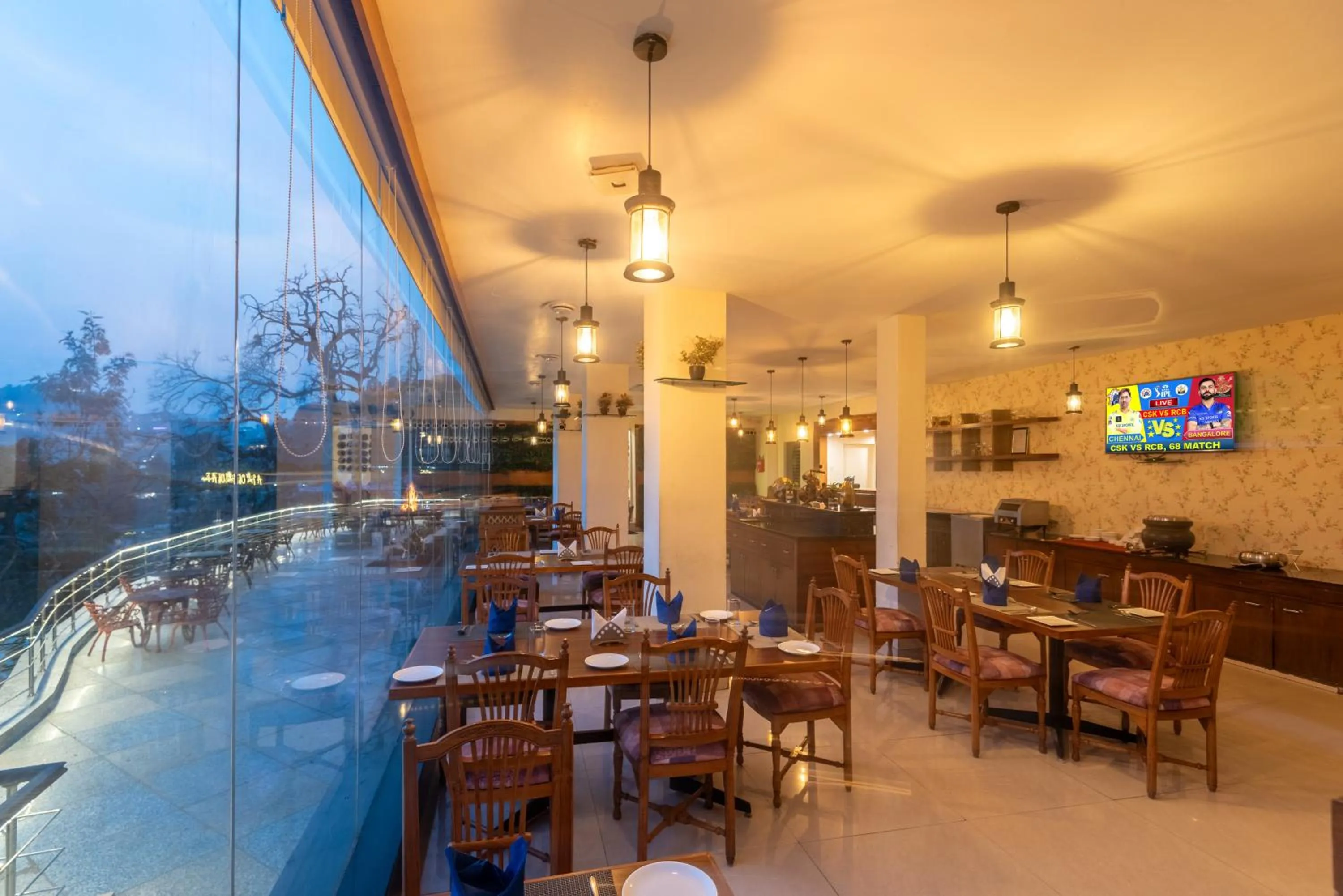 Restaurant/places to eat in Tulip Inn Green Castle Mall road