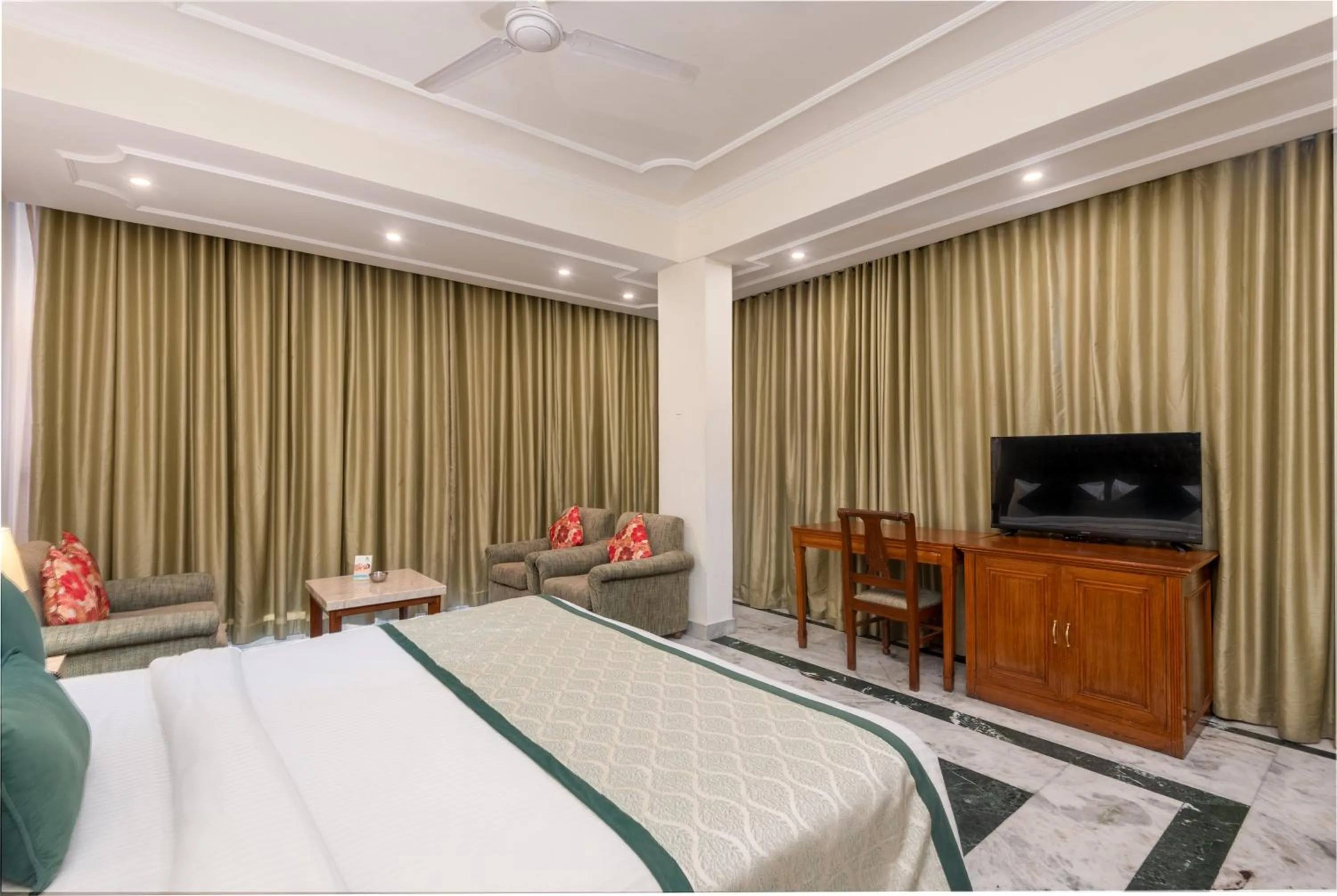 Bed in Tulip Inn Green Castle Mall road