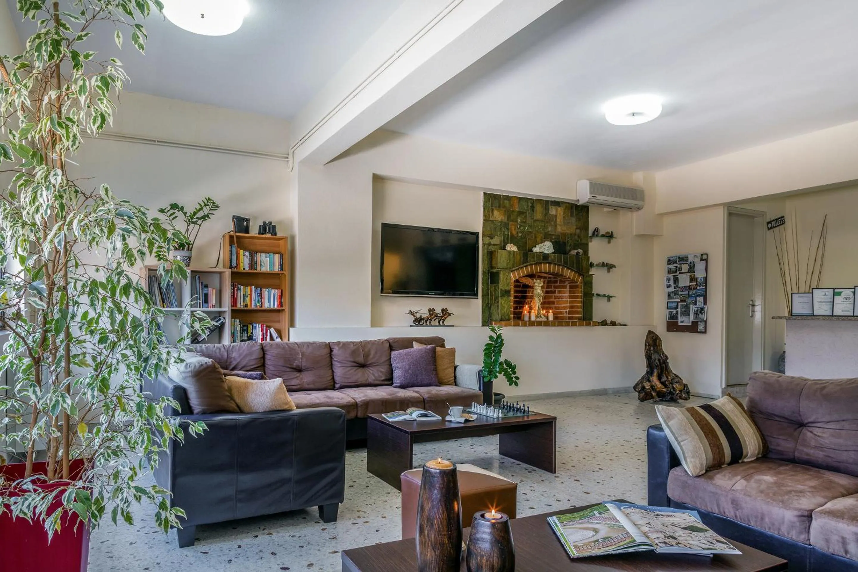 Communal lounge/ TV room in Jo Marinis Rooms