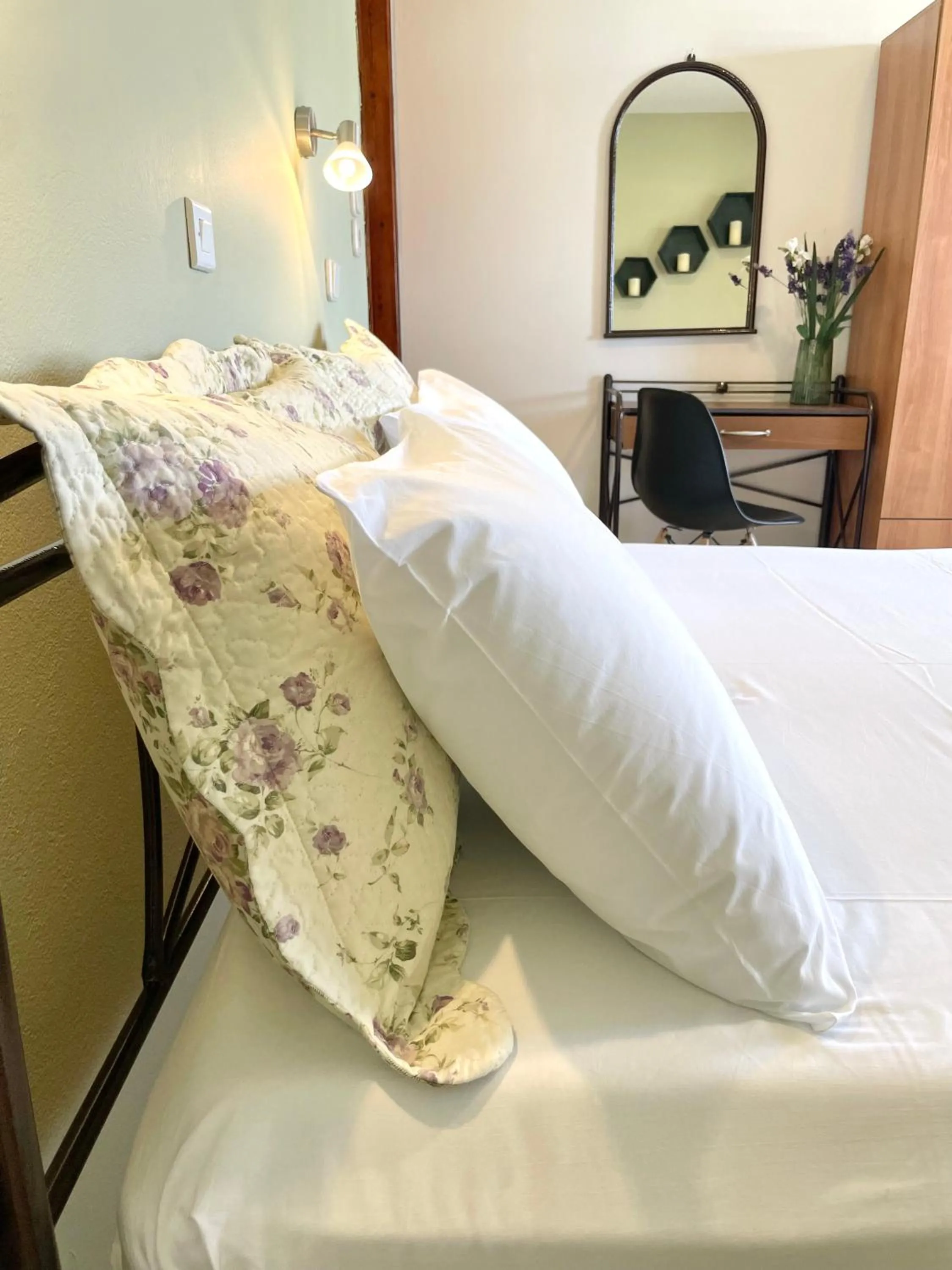 Bedroom, Bed in Jo Marinis Rooms