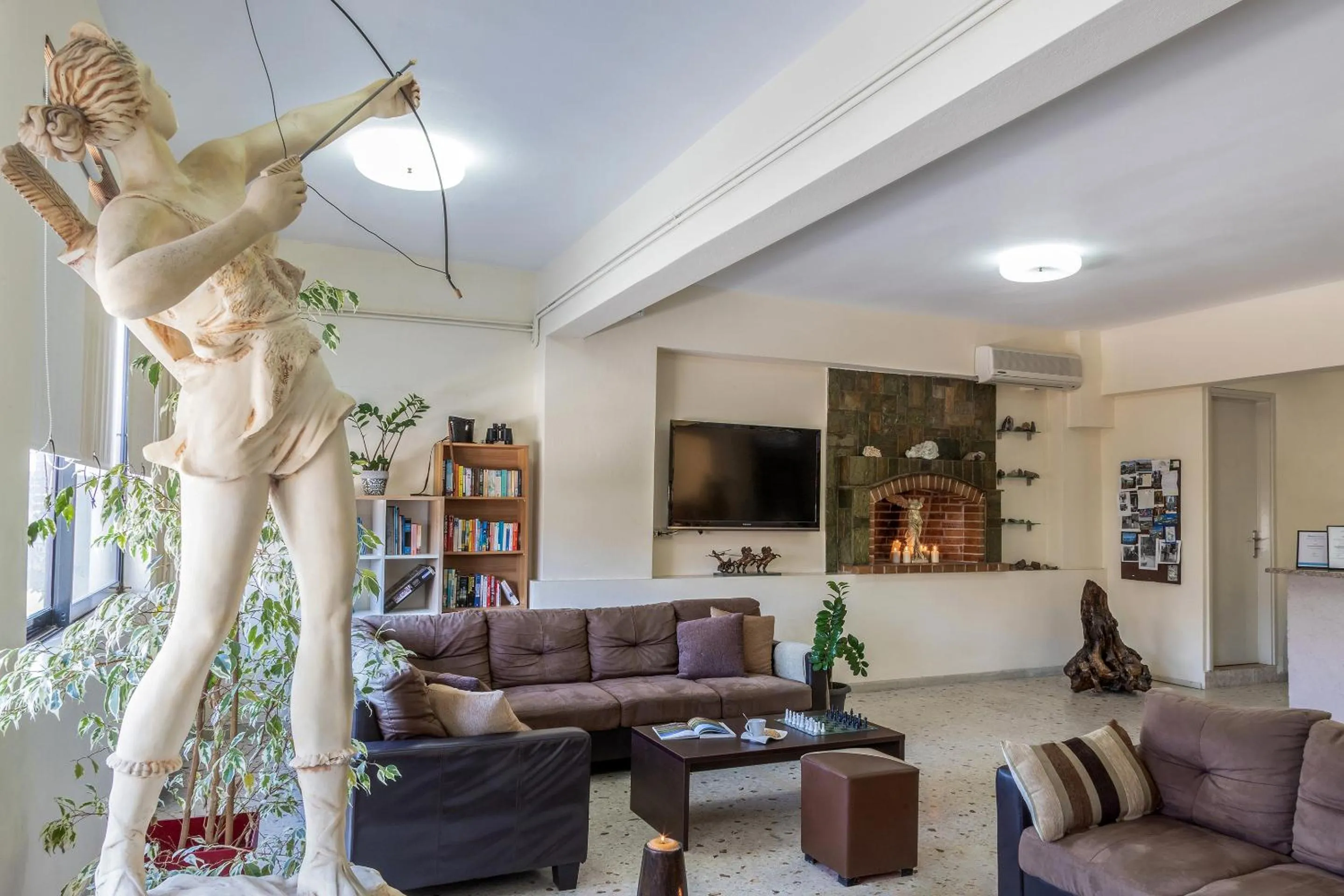 Communal lounge/ TV room in Jo Marinis Rooms