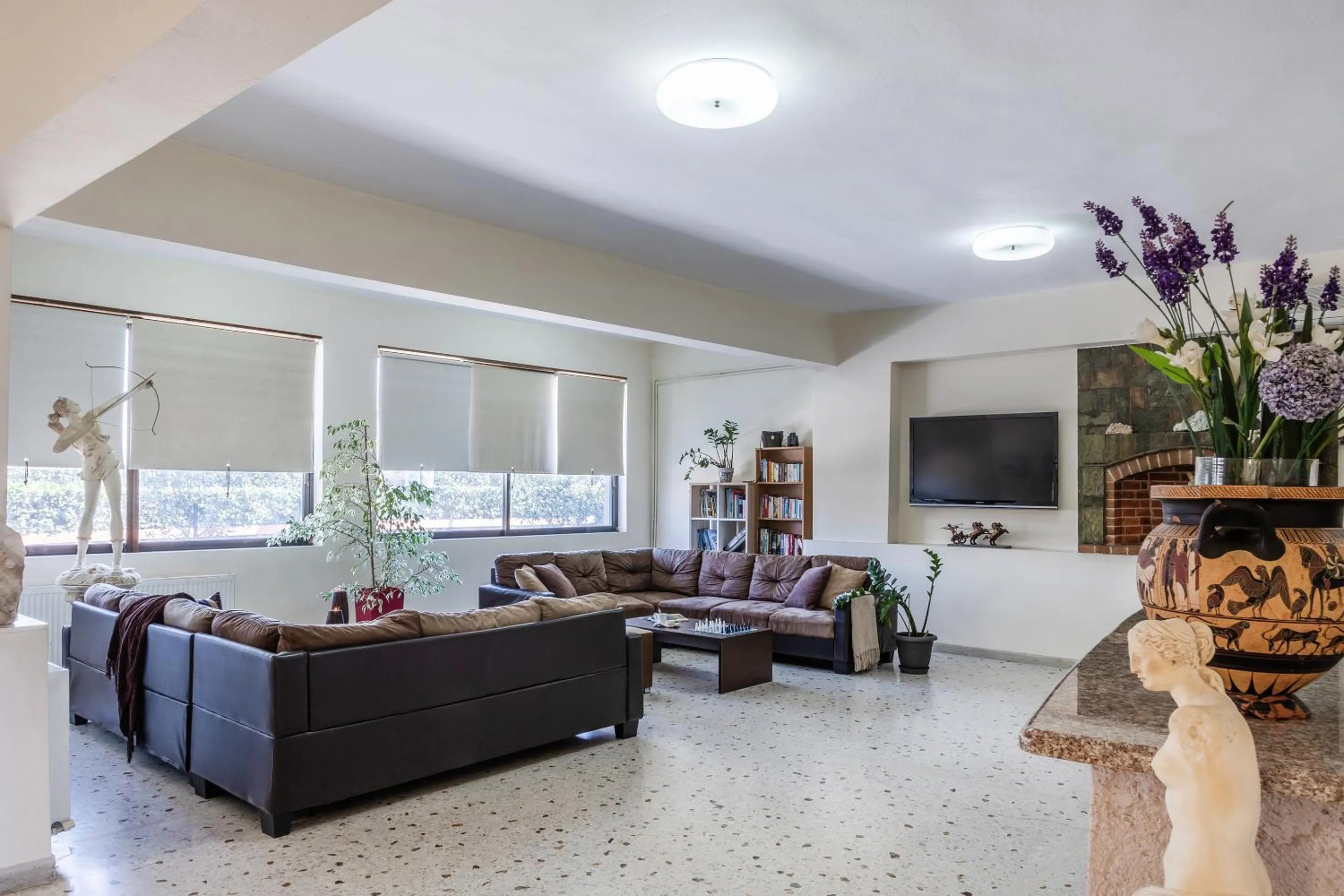 Communal lounge/ TV room in Jo Marinis Rooms