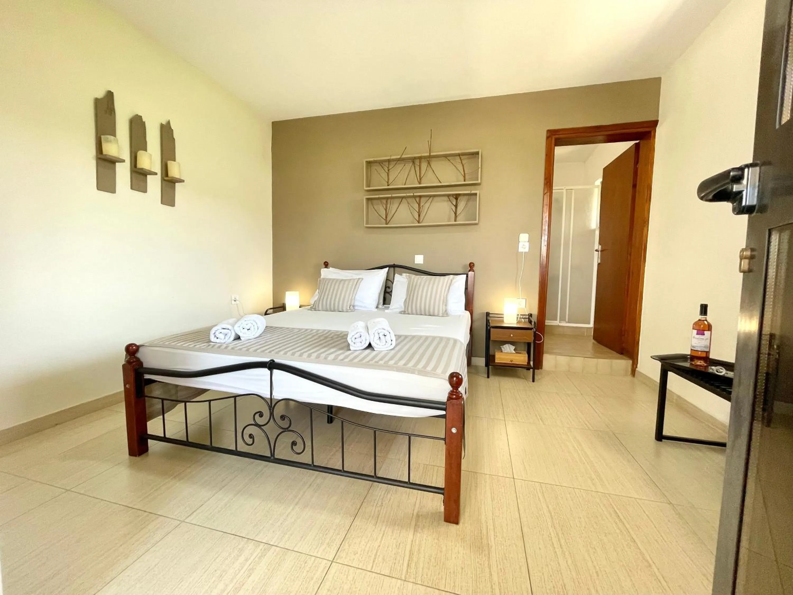 Bedroom, Bed in Jo Marinis Rooms