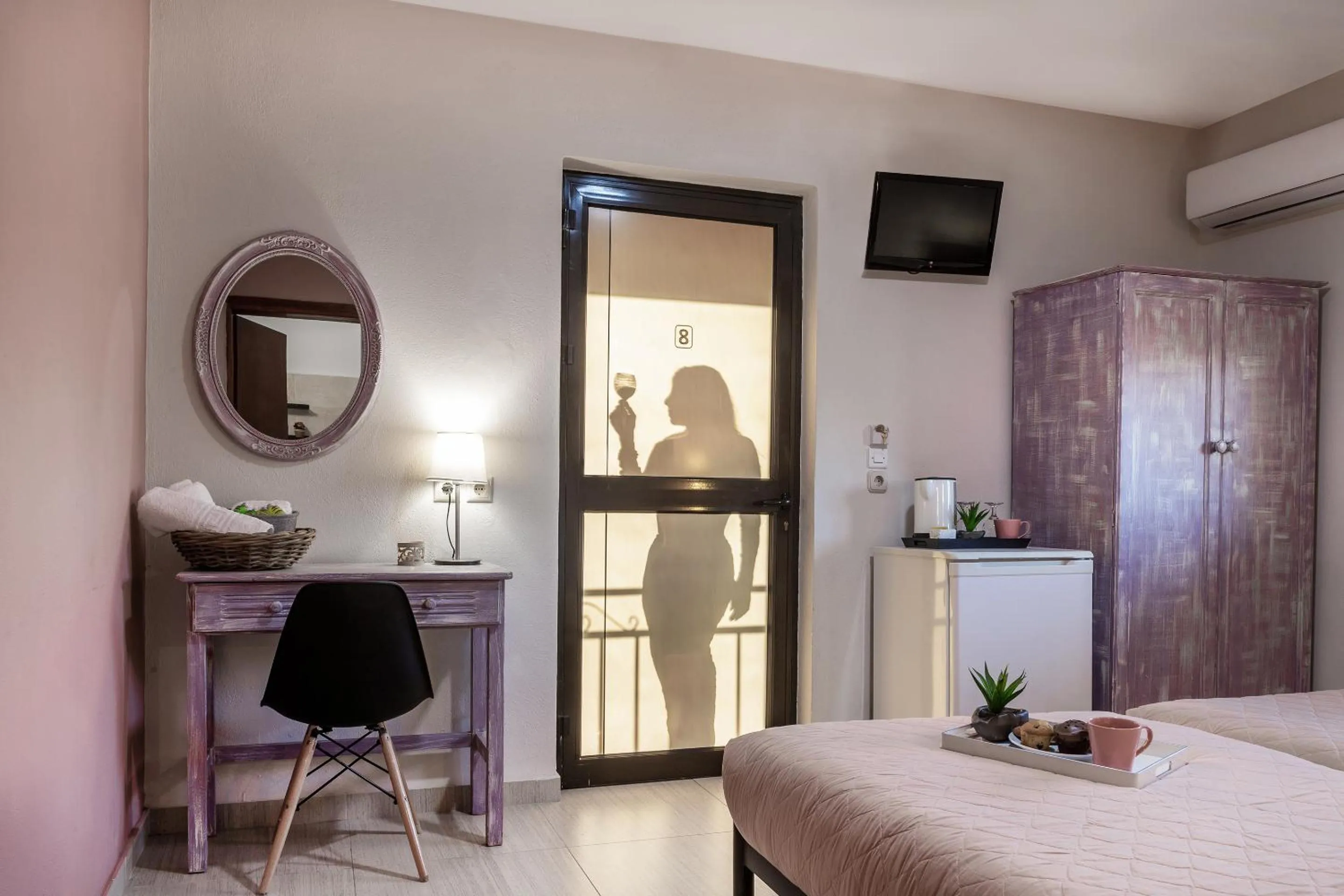 TV and multimedia, Bed in Jo Marinis Rooms