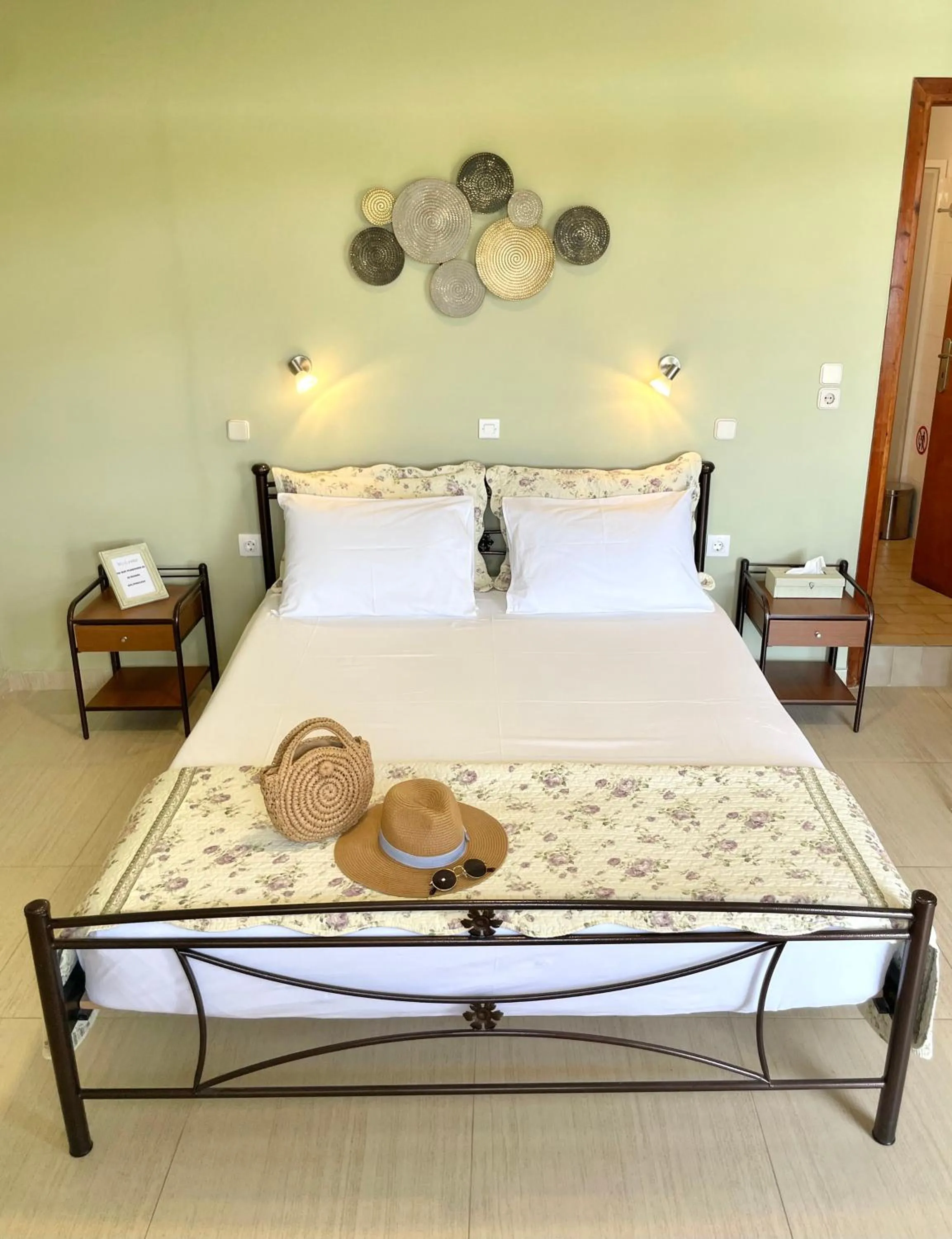 Bedroom, Bed in Jo Marinis Rooms