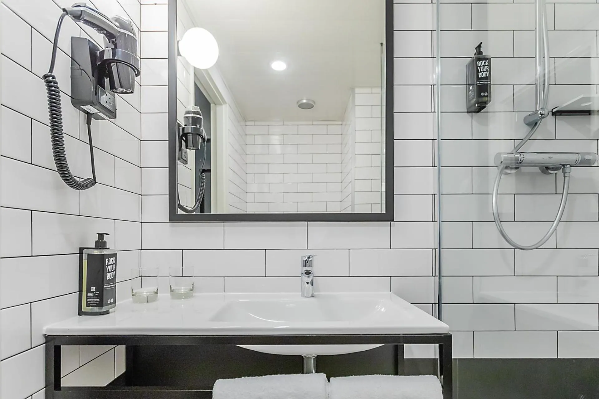 Shower in Hotel ibis Bragança