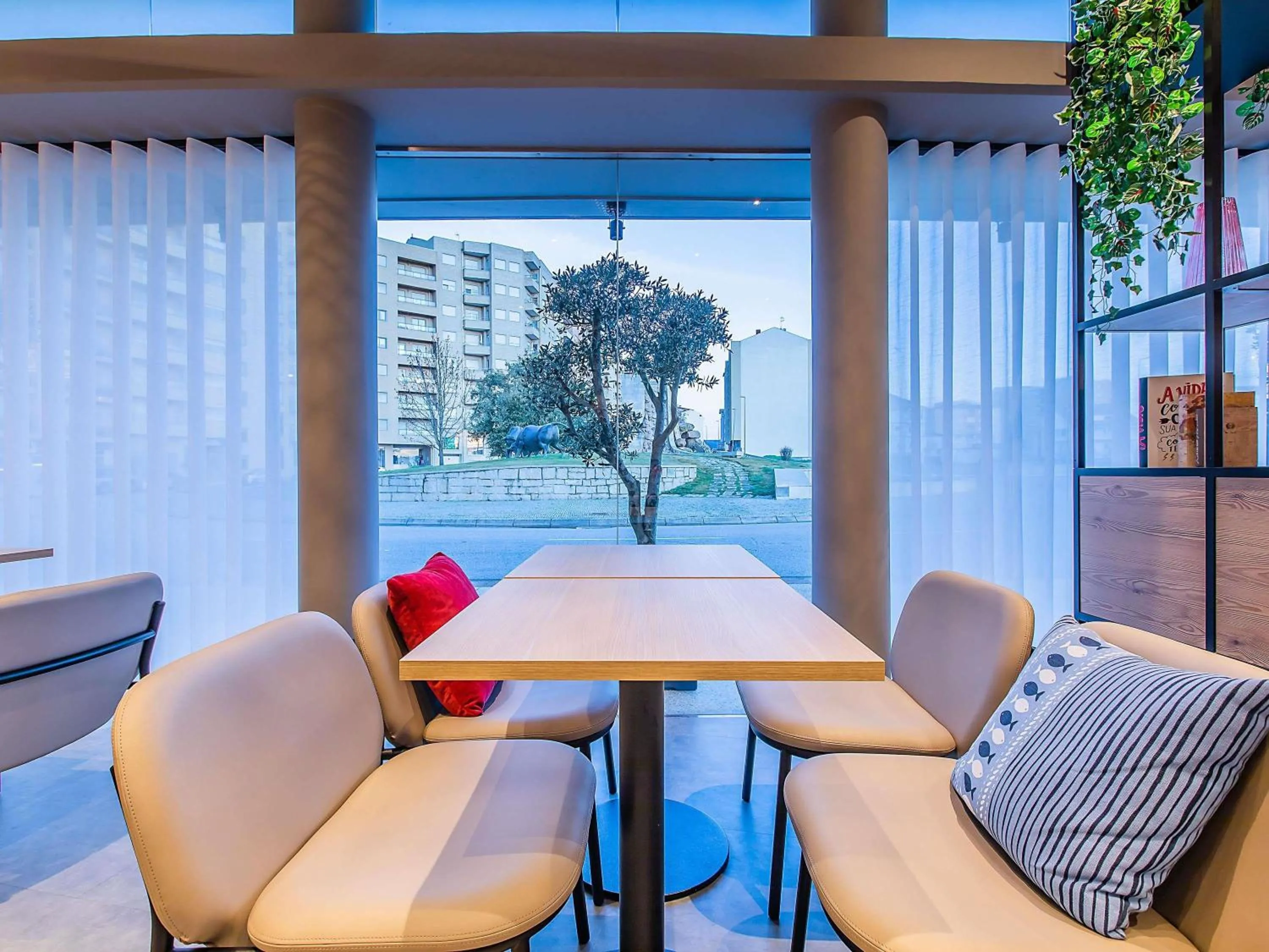 Lounge or bar in Hotel ibis Bragança