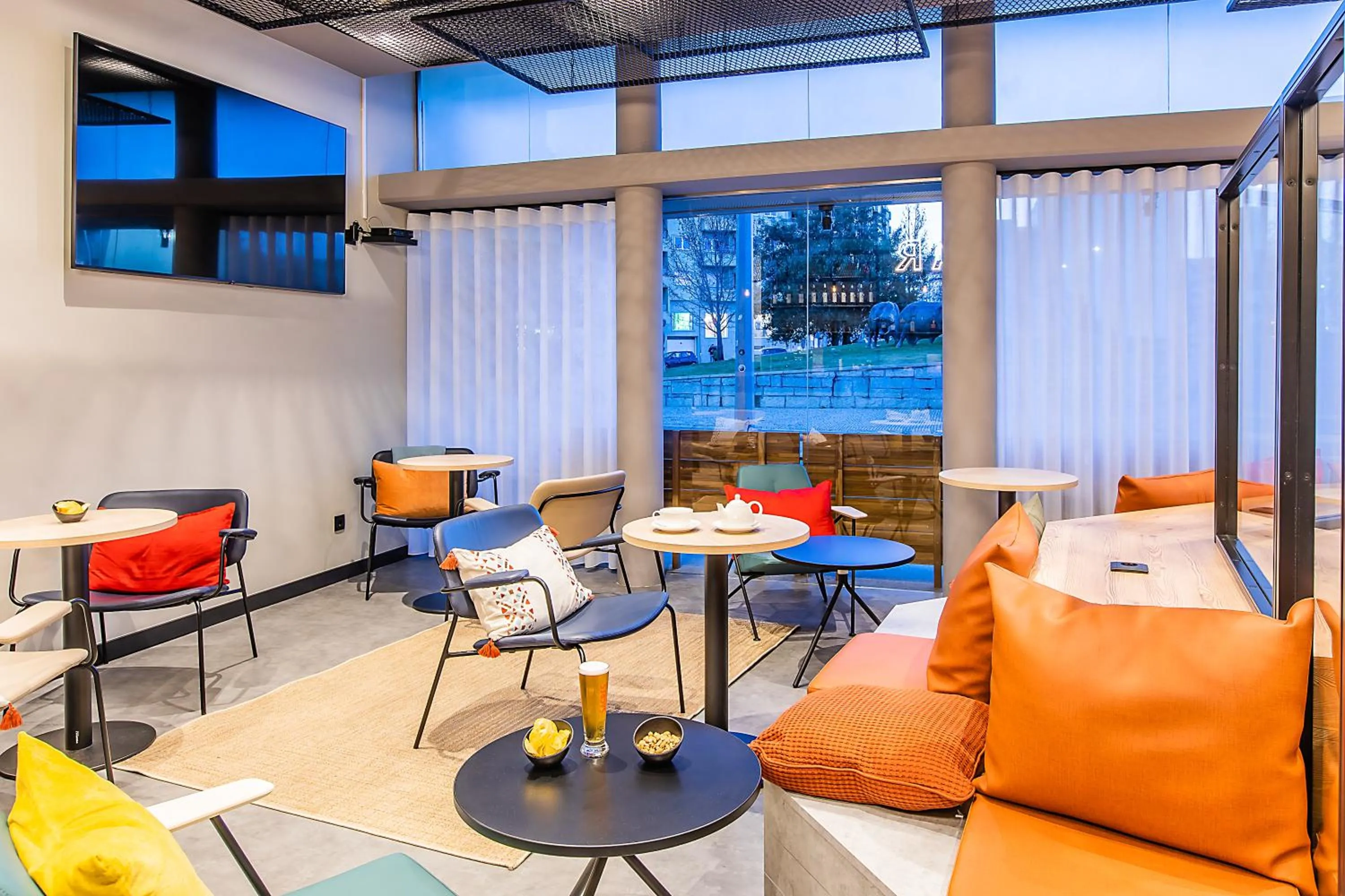 Communal lounge/ TV room in Hotel ibis Bragança