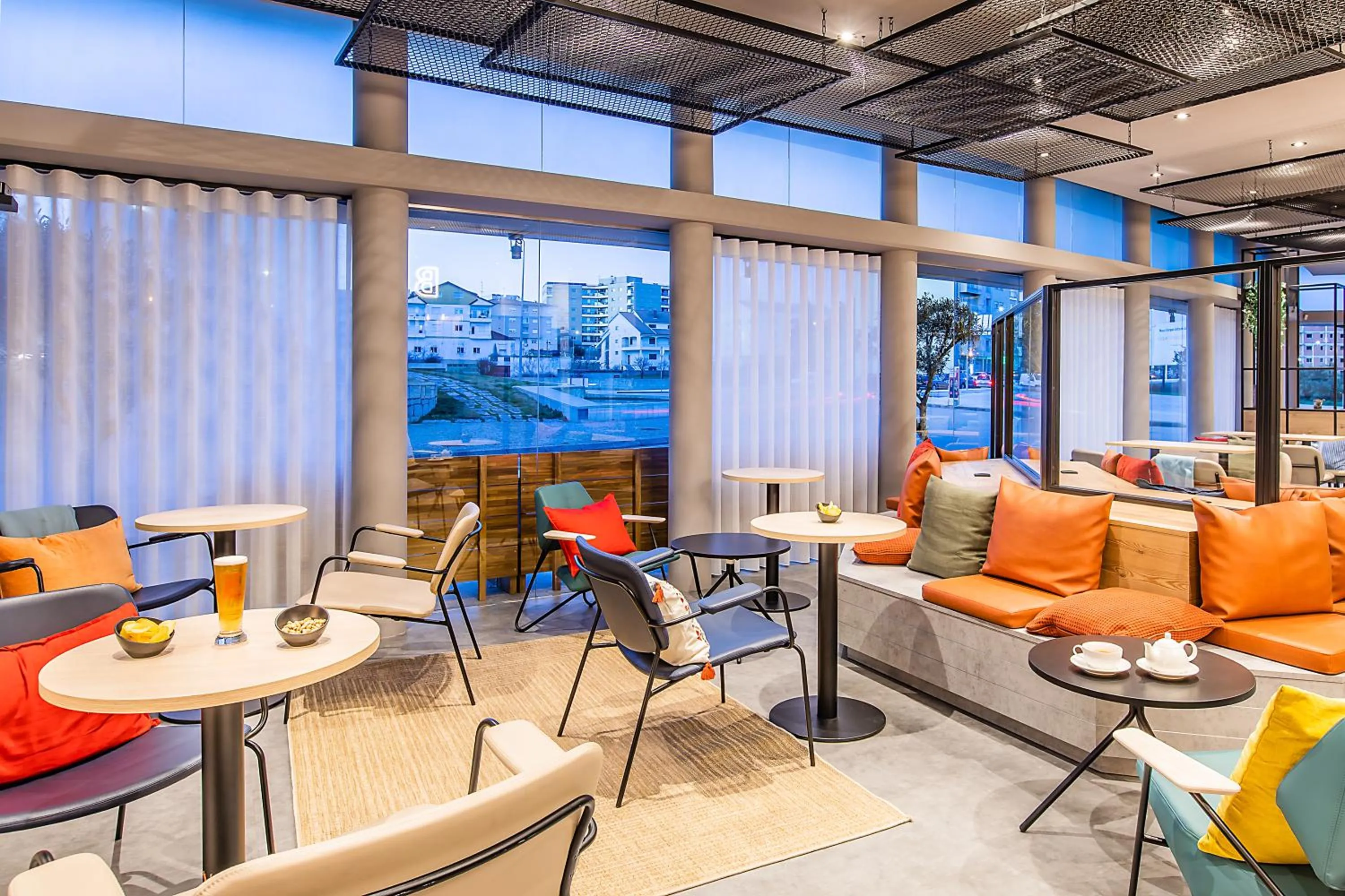 Living room in Hotel ibis Bragança