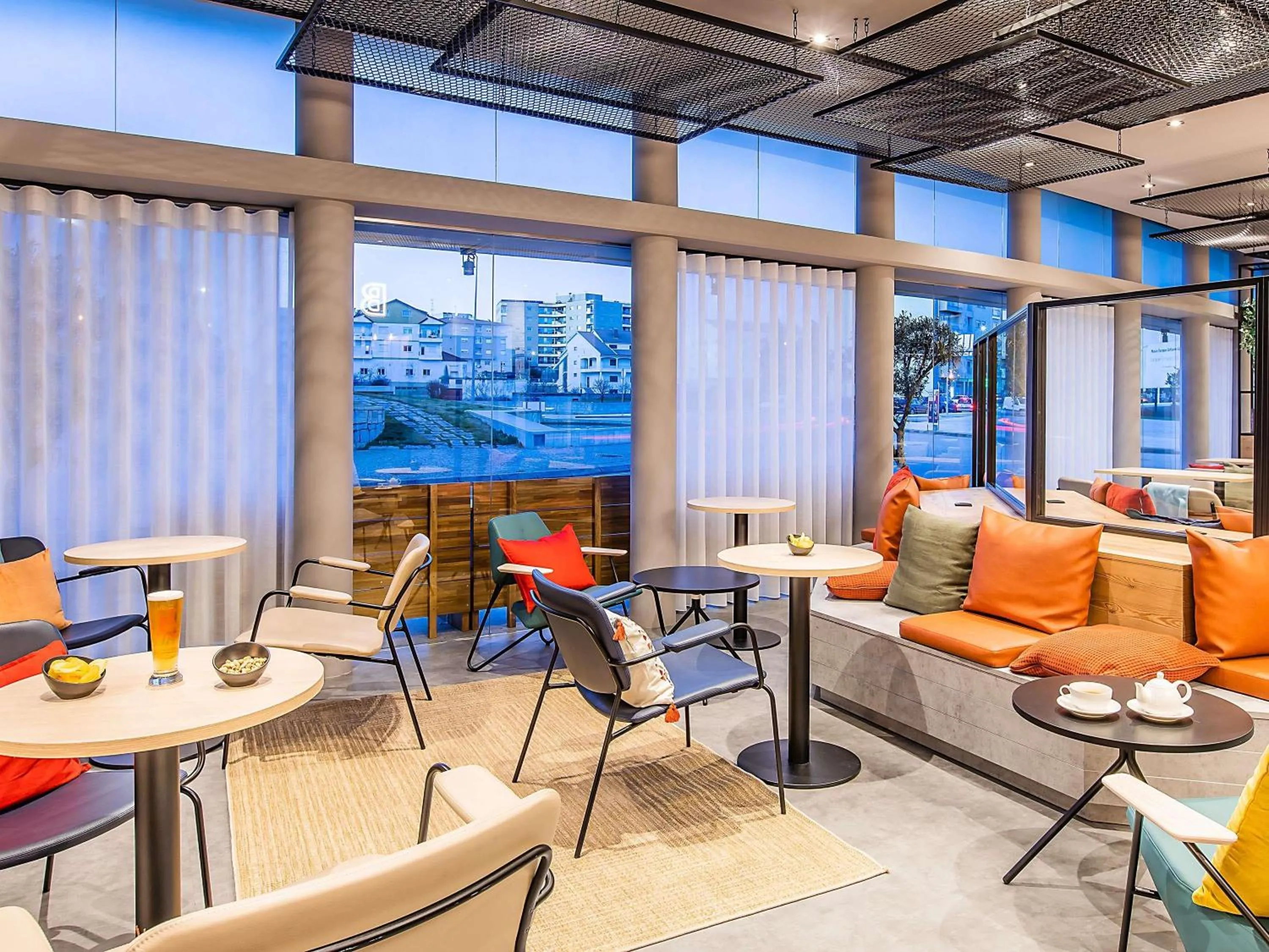 Lounge or bar in Hotel ibis Bragança