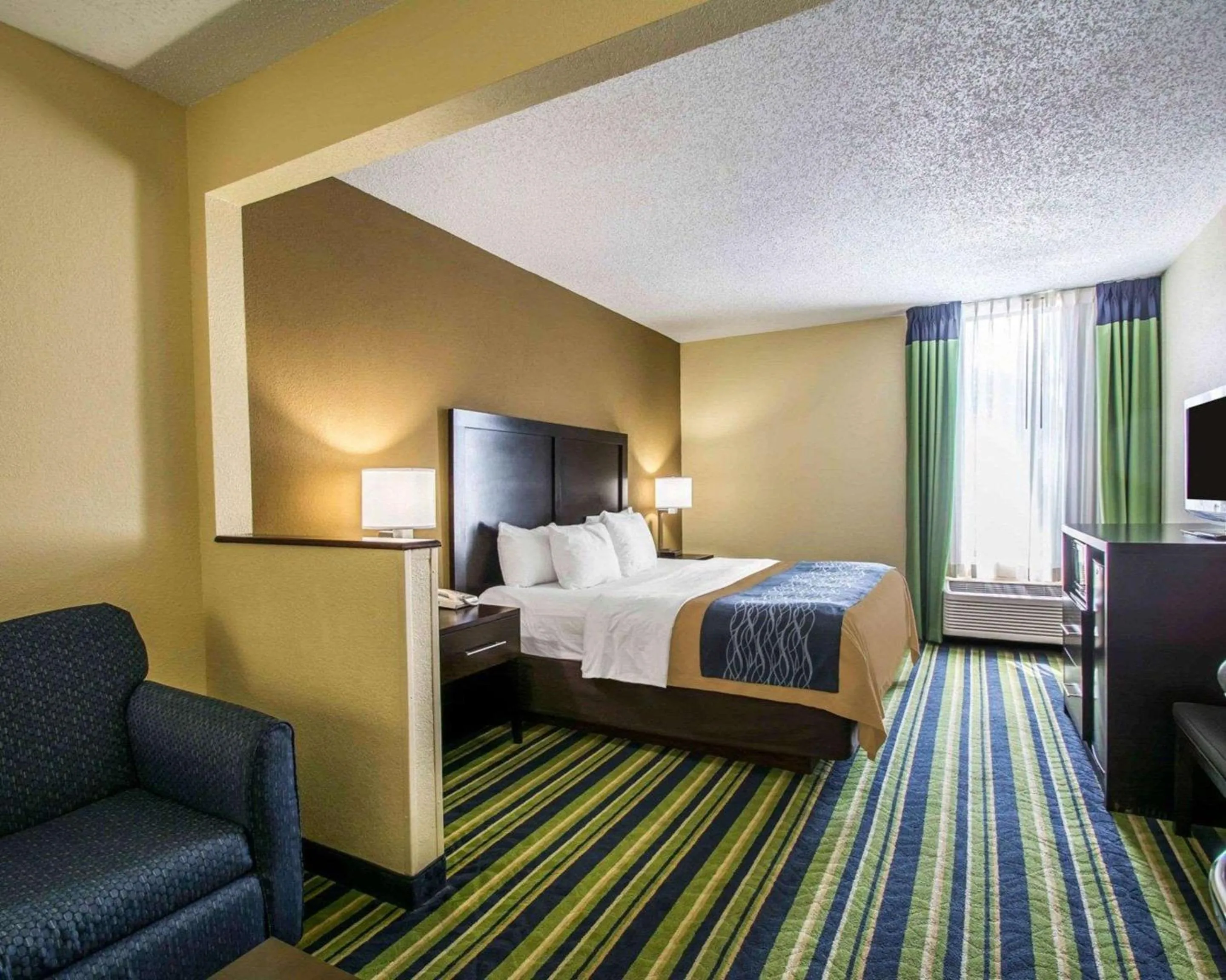 Photo of the whole room, Bed in Comfort Inn & Suites Lantana - West Palm Beach South