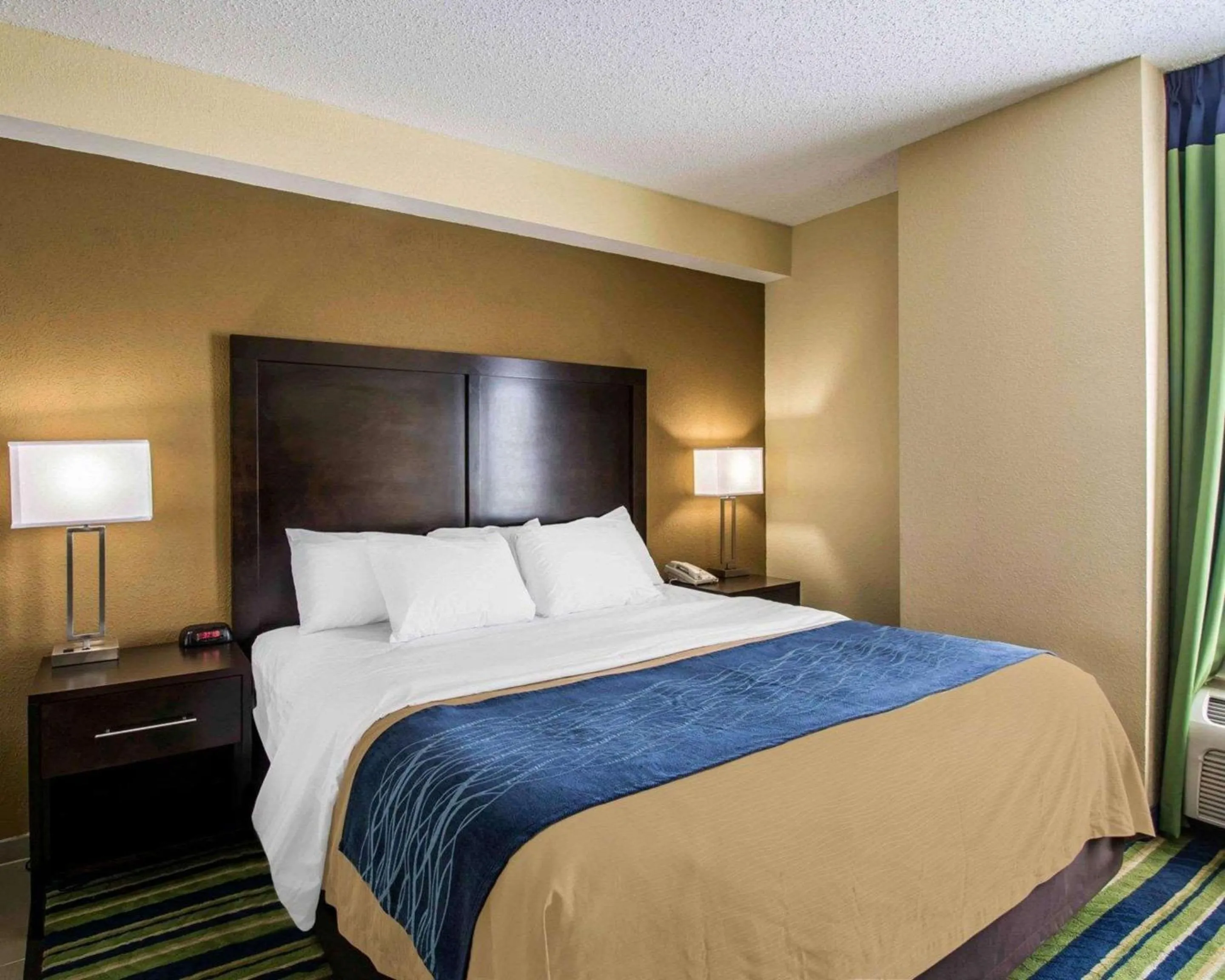 Photo of the whole room, Bed in Comfort Inn & Suites Lantana - West Palm Beach South