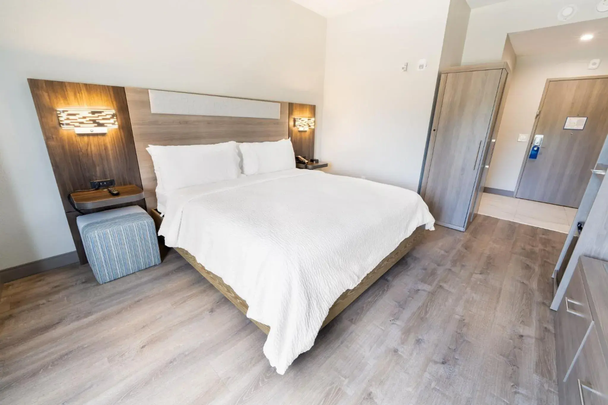 King Room - Mobility Access/Roll in Shower - Non-Smoking in Holiday Inn Express St Augustine Dtwn - Historic by IHG King Room - Mobility Access/Roll in Shower - Non-Smoking in Holiday Inn Express St Augustine Dtwn - Historic by IHG