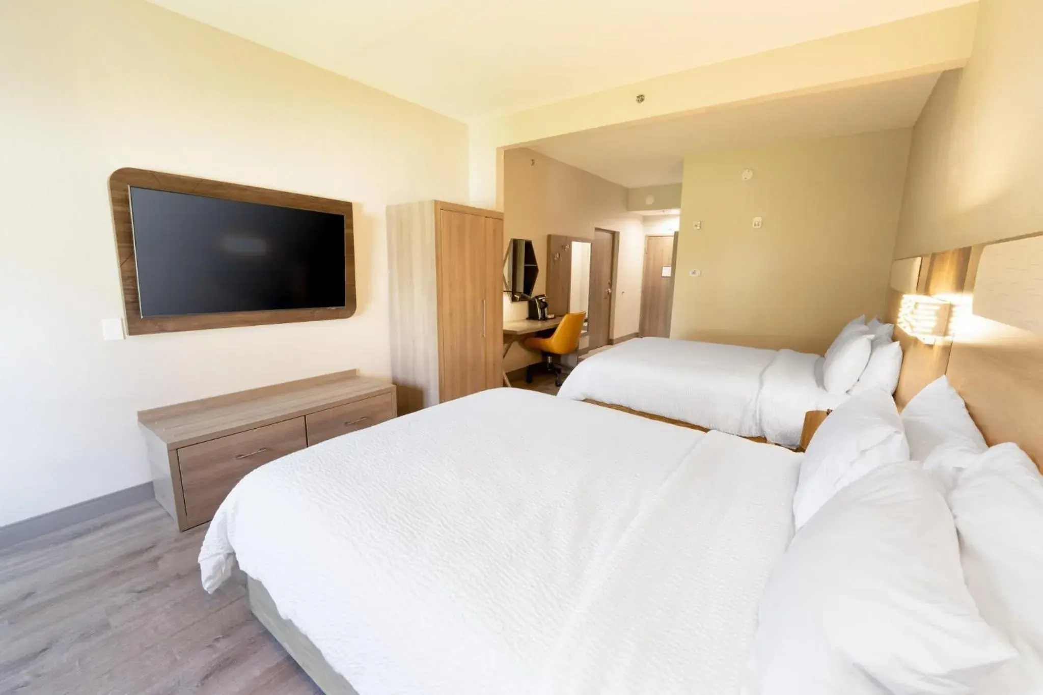 Photo of the whole room, Bed in Holiday Inn Express St Augustine Dtwn - Historic by IHG Photo of the whole room, Bed in Holiday Inn Express St Augustine Dtwn - Historic by IHG