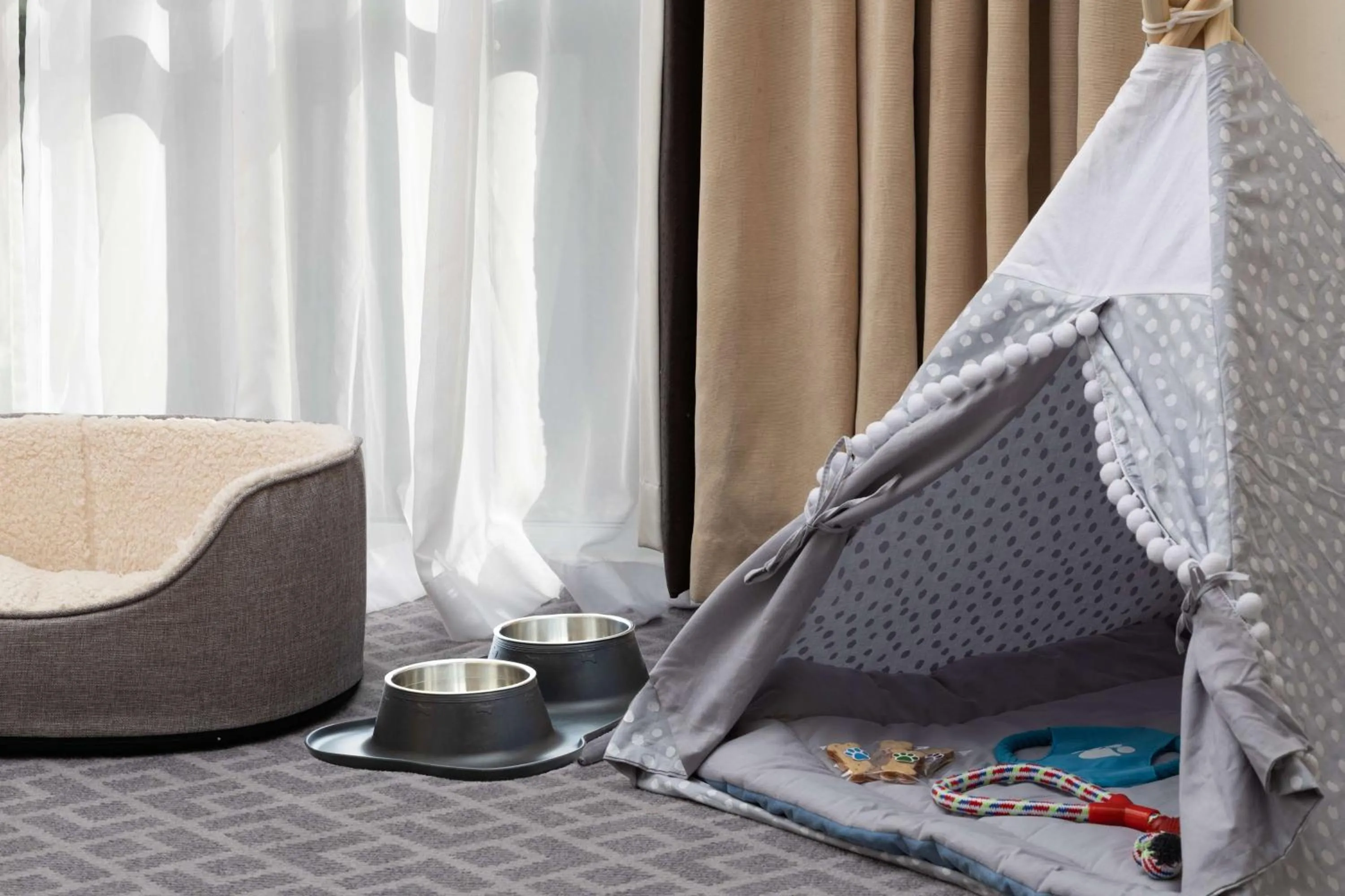 Living room, Bed in Hilton Northampton Hotel