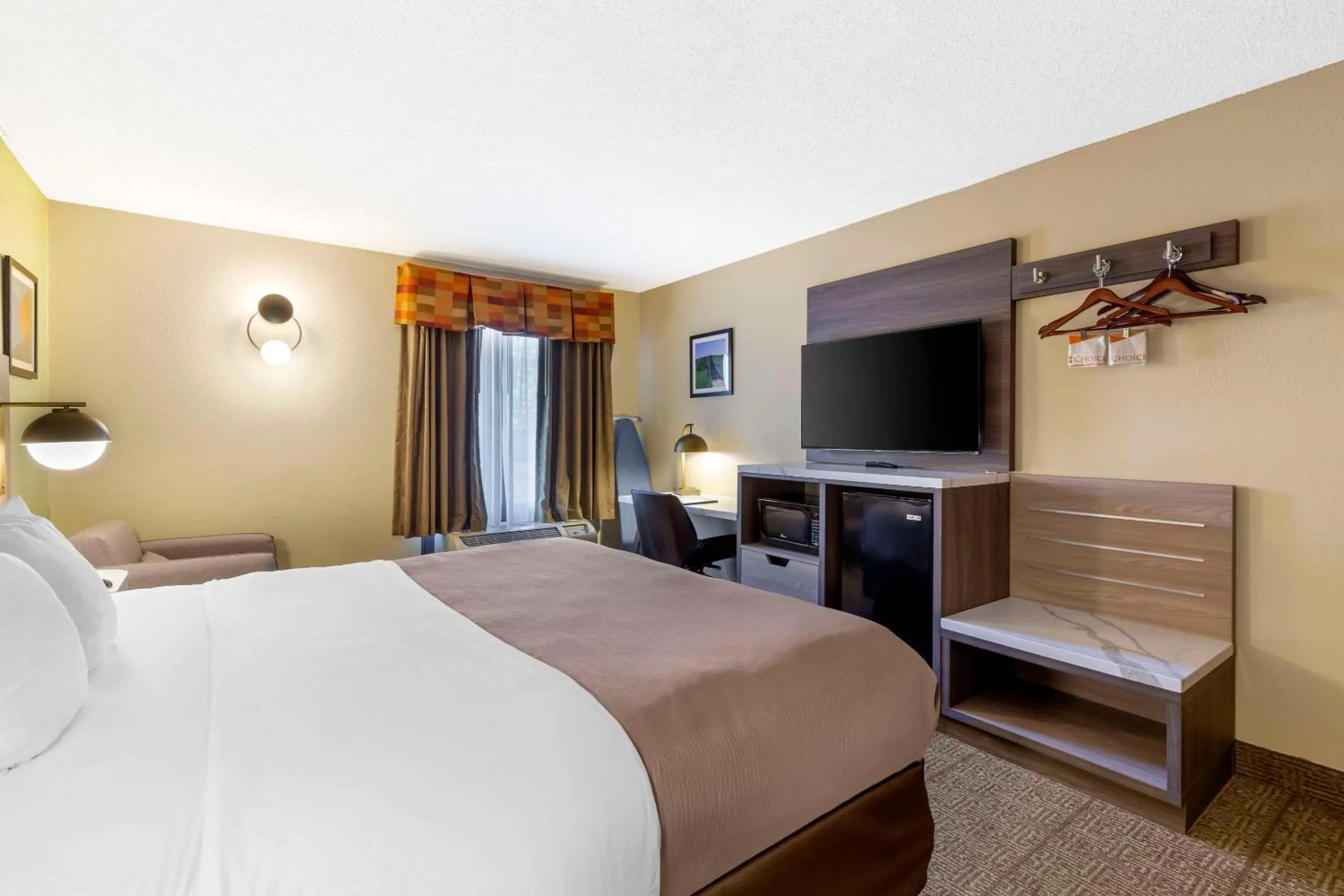 Bedroom, Bed in Quality Inn Raleigh Downtown