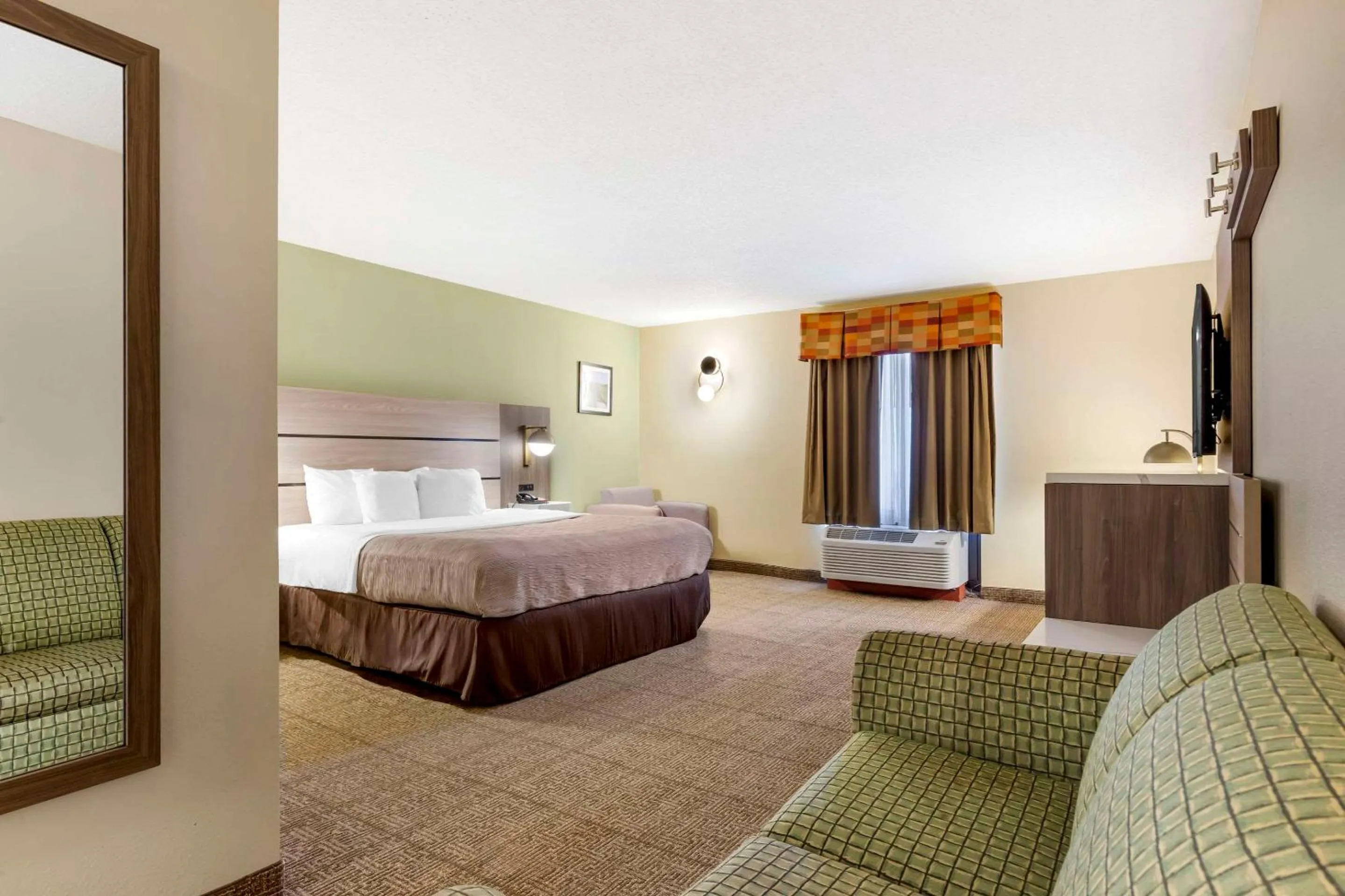 Bedroom, Bed in Quality Inn Raleigh Downtown