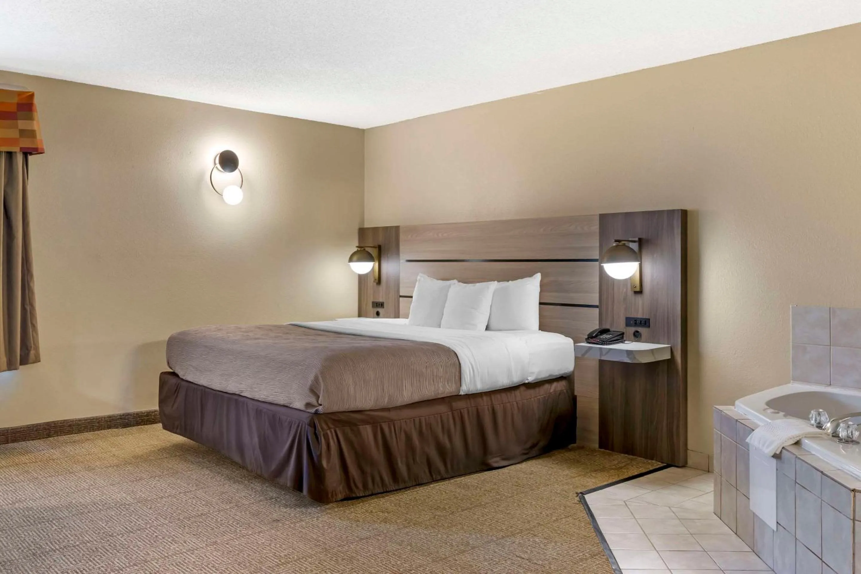 Bedroom, Bed in Quality Inn Raleigh Downtown