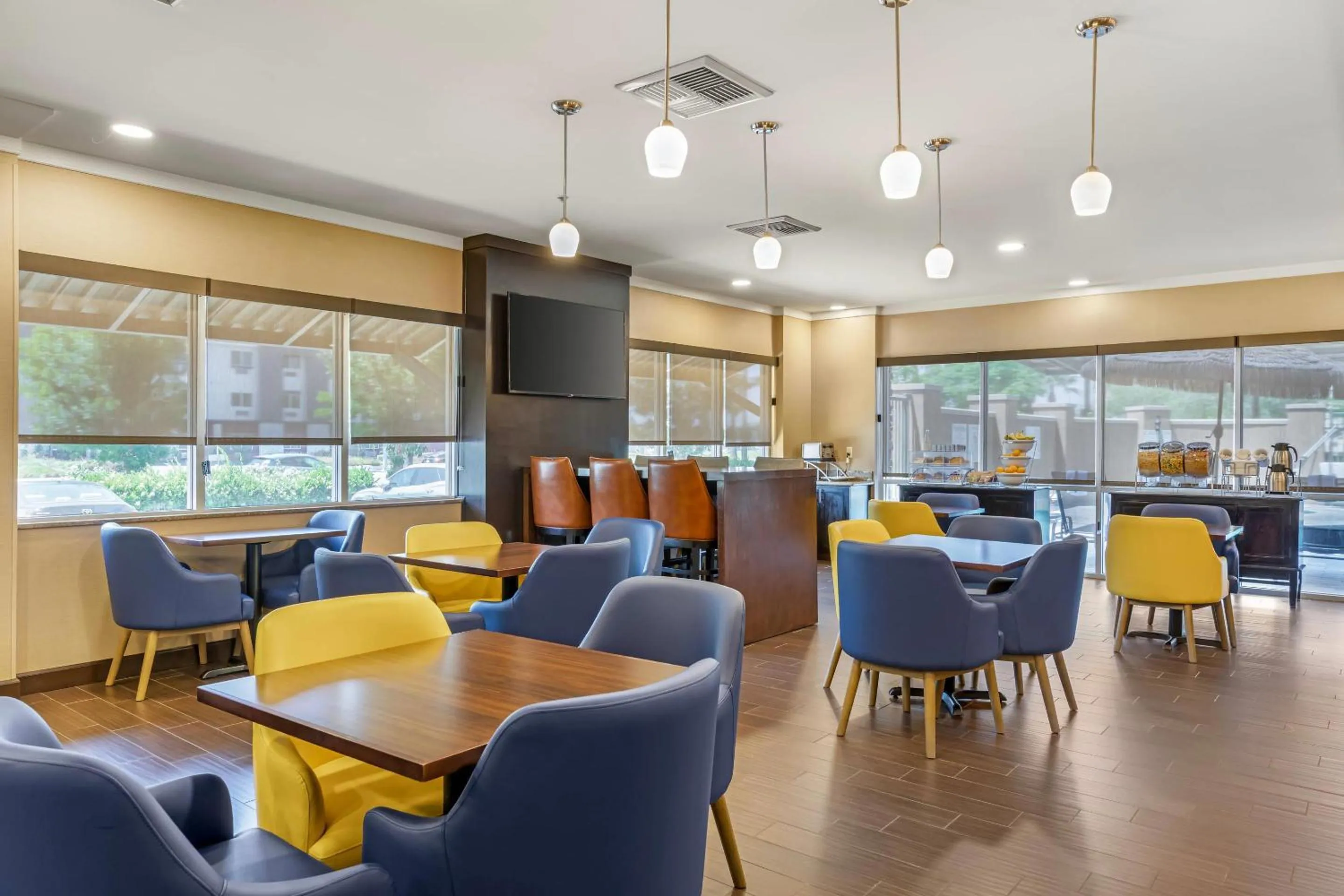 Breakfast in Comfort Suites Ontario Airport Convention Center