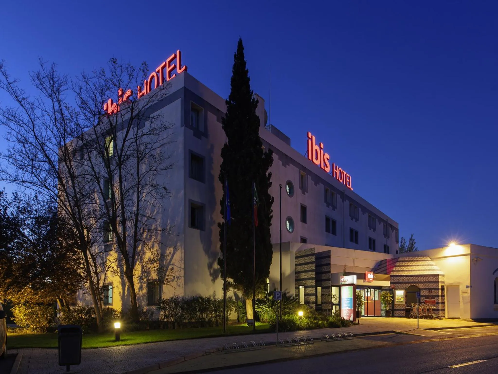 Property building in Hotel ibis Faro Algarve