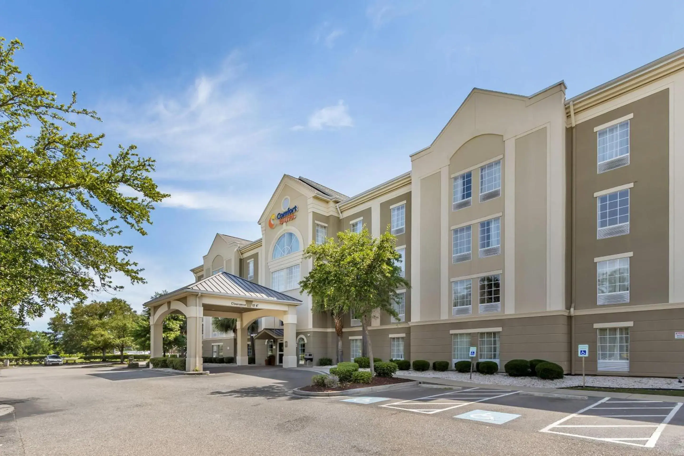 Property building in Comfort Suites Myrtle Beach Central Property building in Comfort Suites Myrtle Beach Central