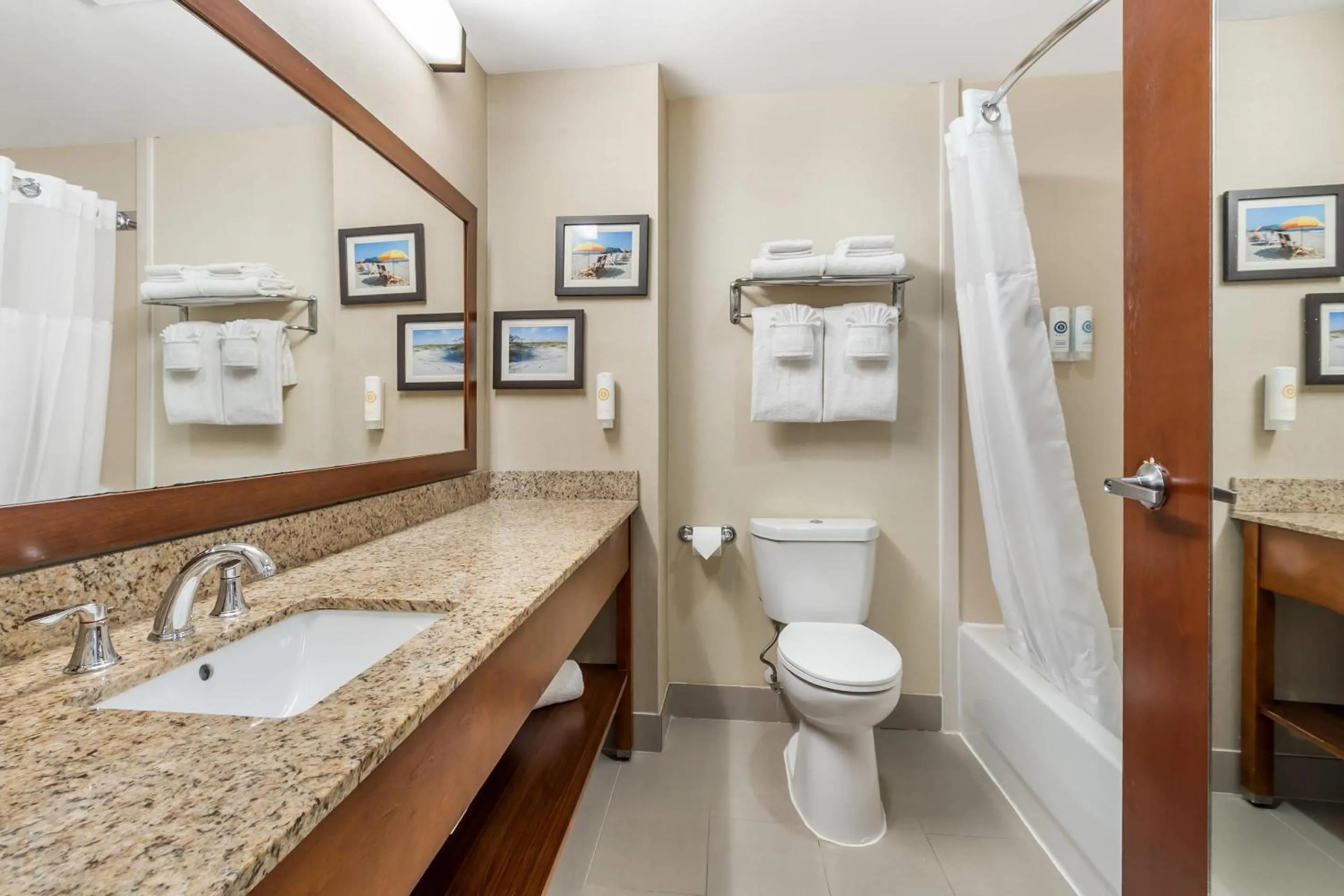 Bedroom in Comfort Suites Myrtle Beach Central