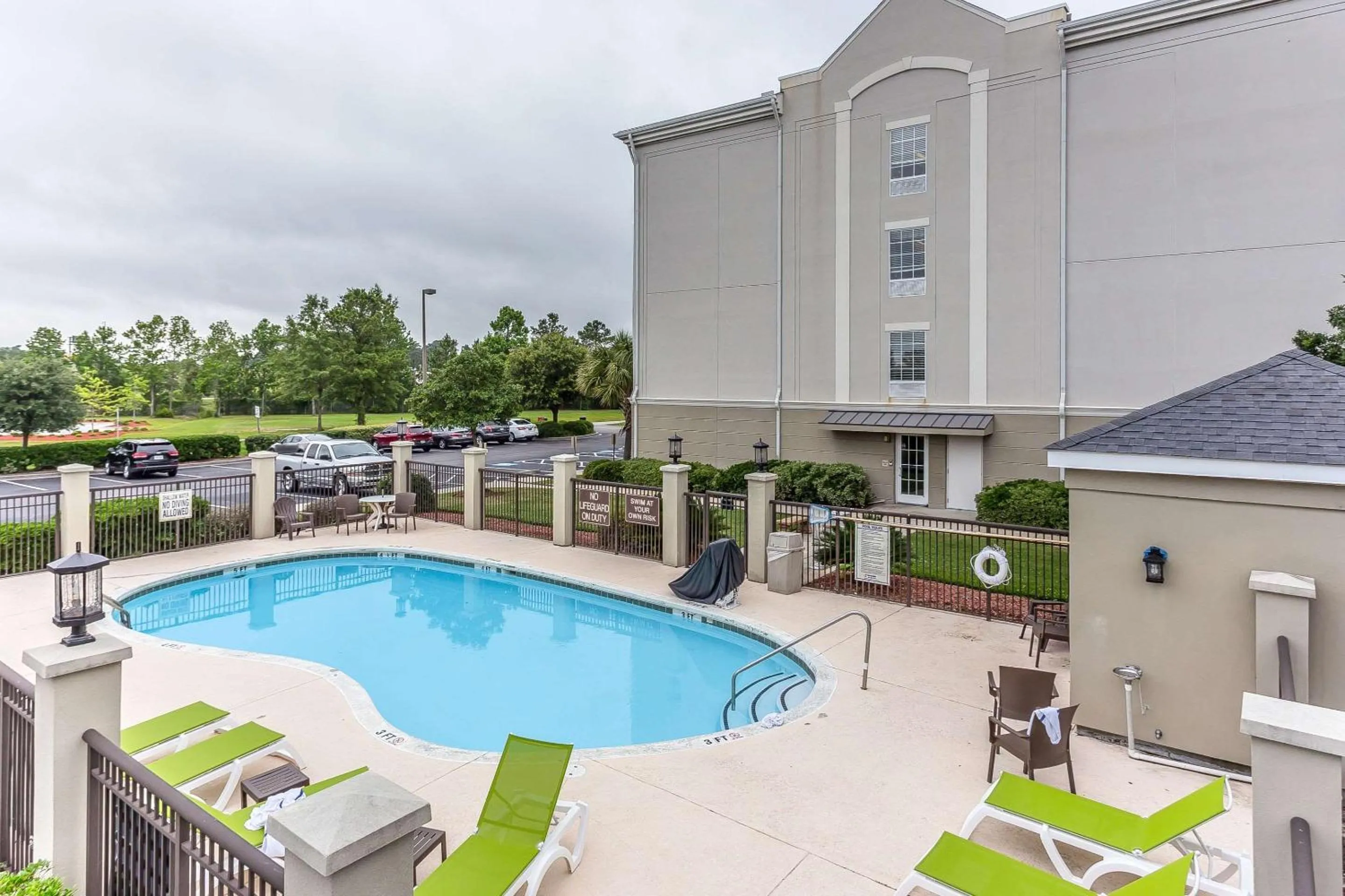 Swimming pool in Comfort Suites Myrtle Beach Central