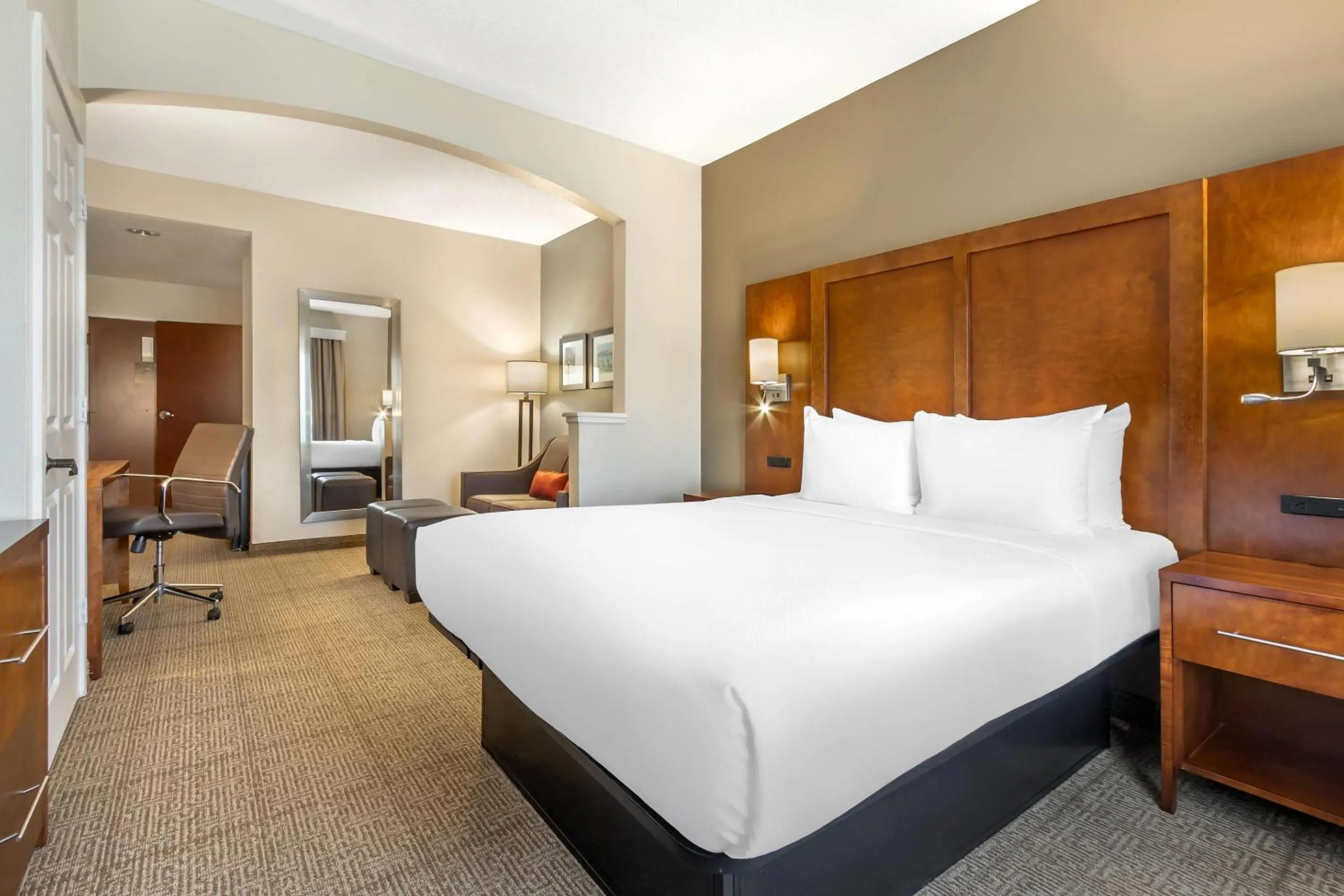 Bedroom, Bed in Comfort Suites Myrtle Beach Central