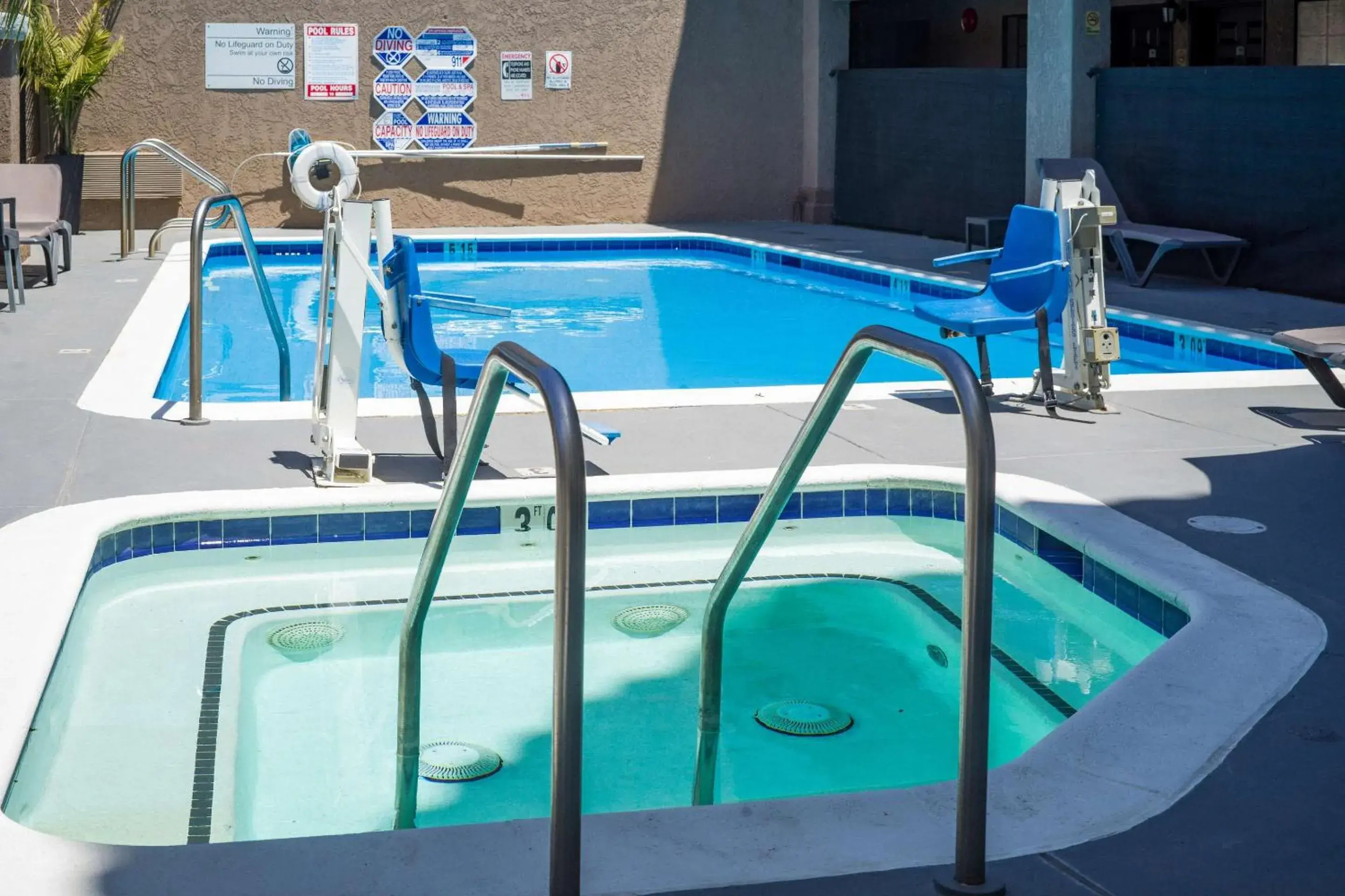 Swimming pool in Quality Inn & Suites Camarillo-Oxnard Swimming pool in Quality Inn & Suites Camarillo-Oxnard