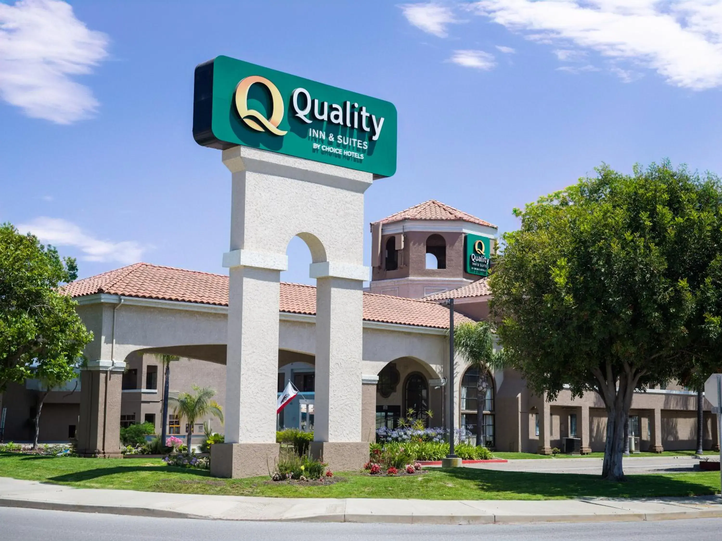 Property building in Quality Inn & Suites Camarillo-Oxnard Property building in Quality Inn & Suites Camarillo-Oxnard