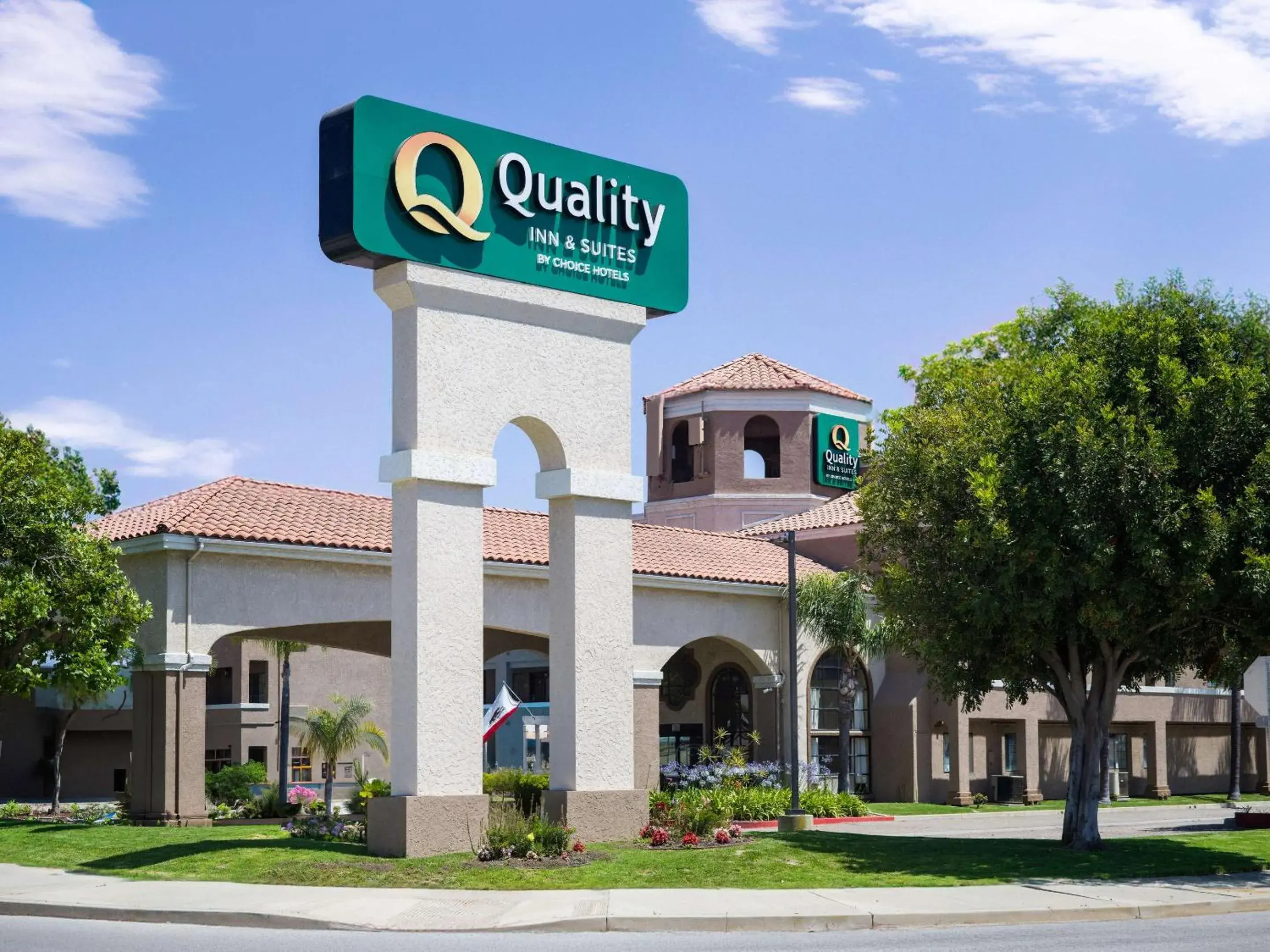 Property building in Quality Inn & Suites Camarillo-Oxnard Property building in Quality Inn & Suites Camarillo-Oxnard