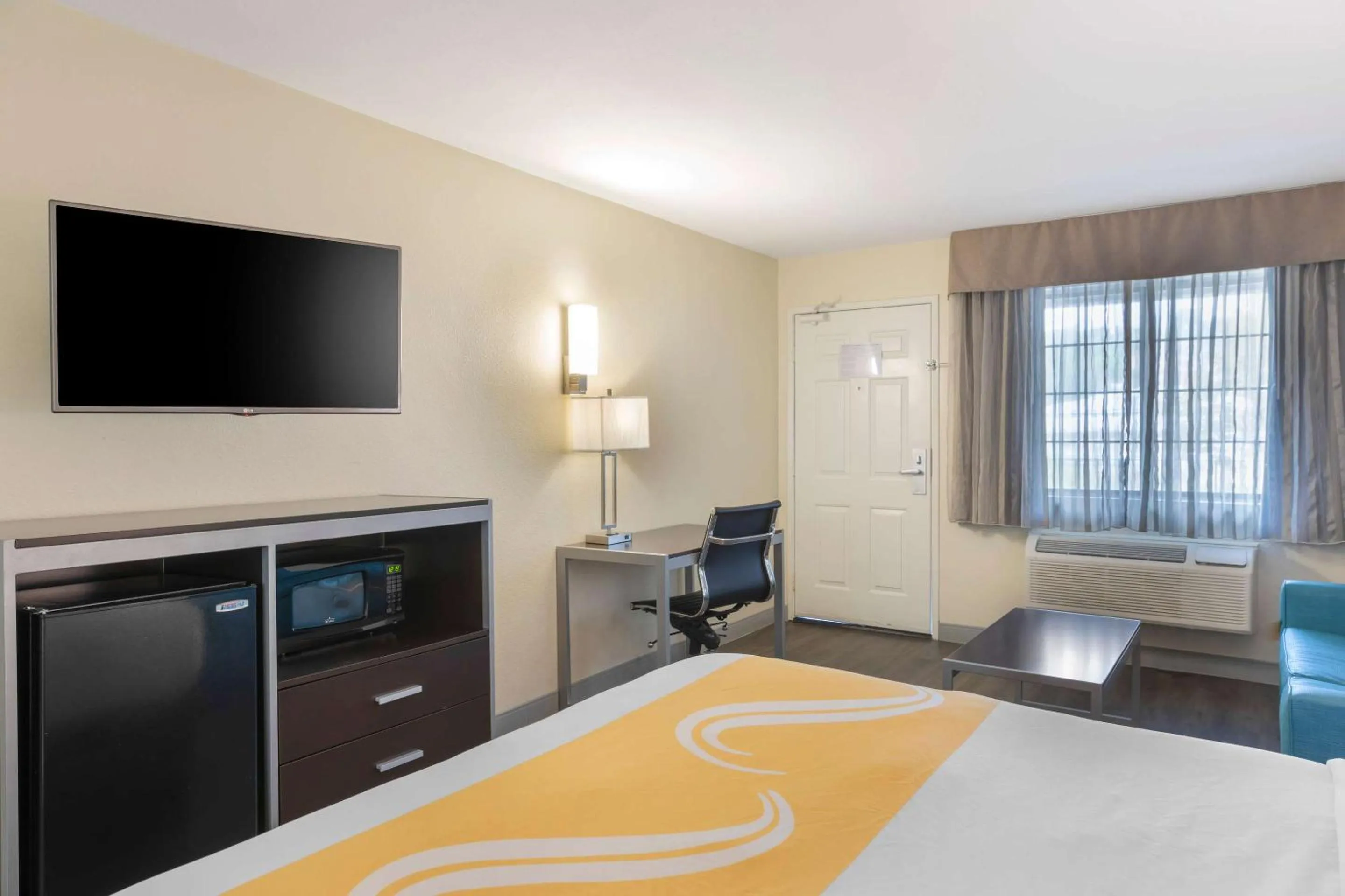 Bedroom, Bed in Quality Inn & Suites Camarillo-Oxnard