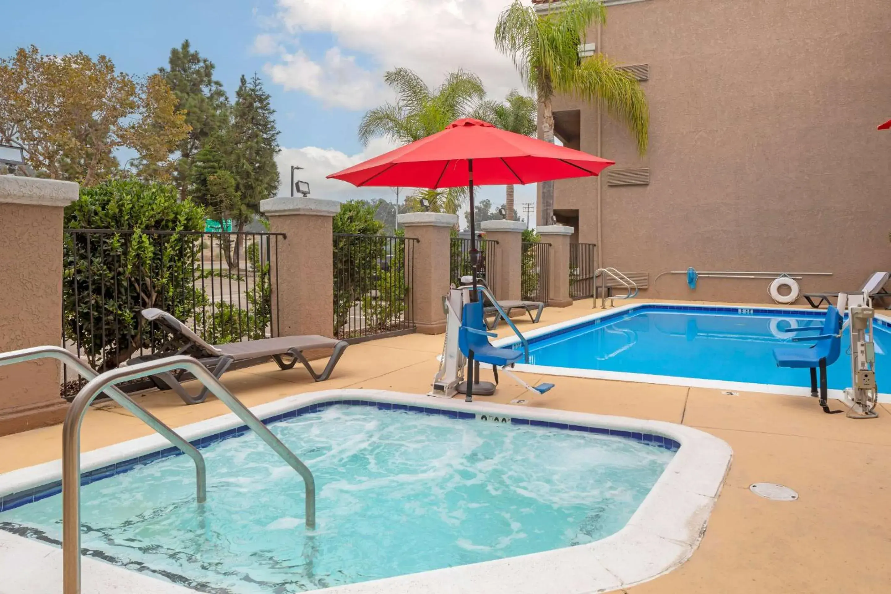 Swimming pool in Quality Inn & Suites Camarillo-Oxnard Swimming pool in Quality Inn & Suites Camarillo-Oxnard