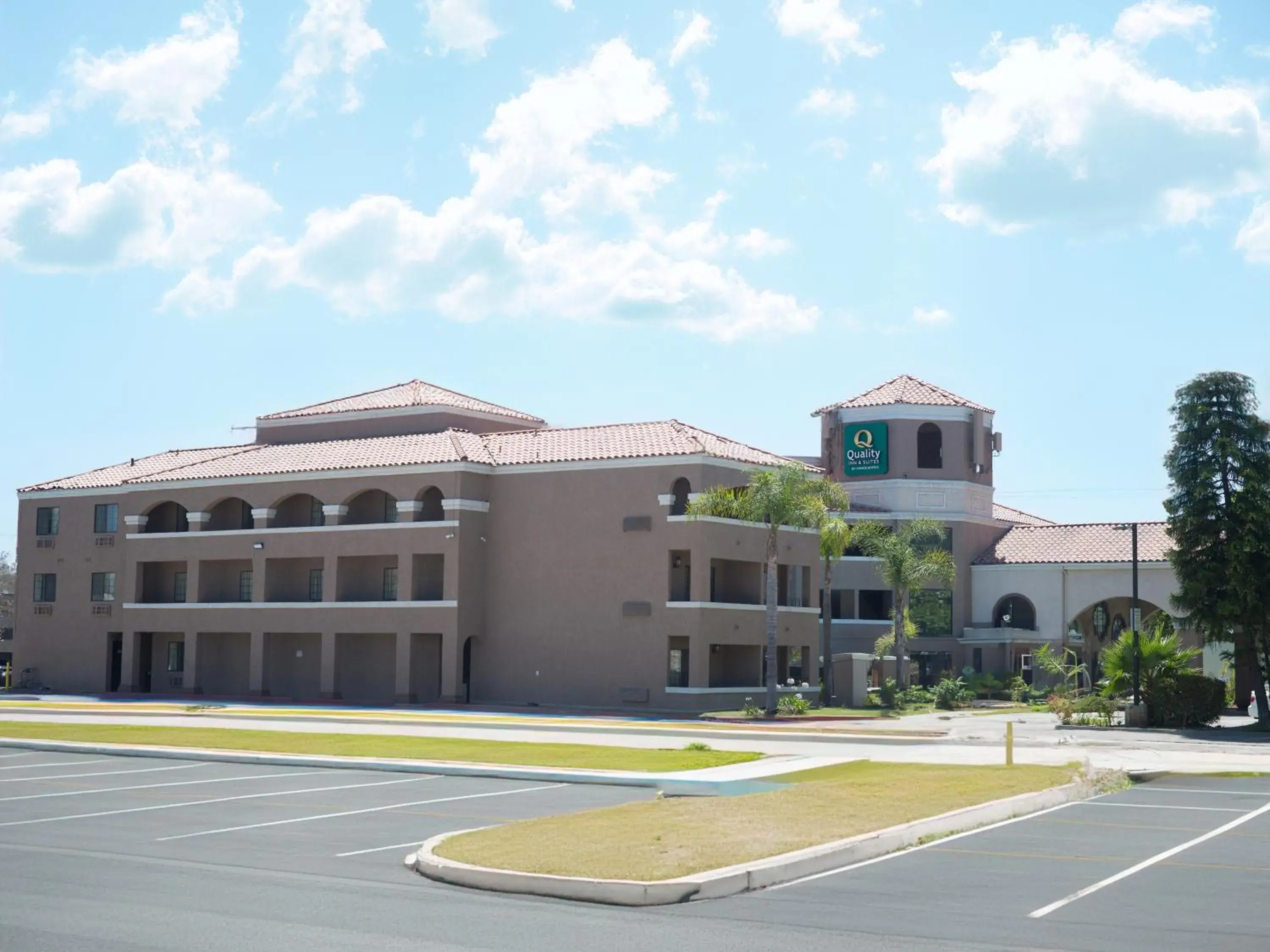 Property building in Quality Inn & Suites Camarillo-Oxnard Property building in Quality Inn & Suites Camarillo-Oxnard