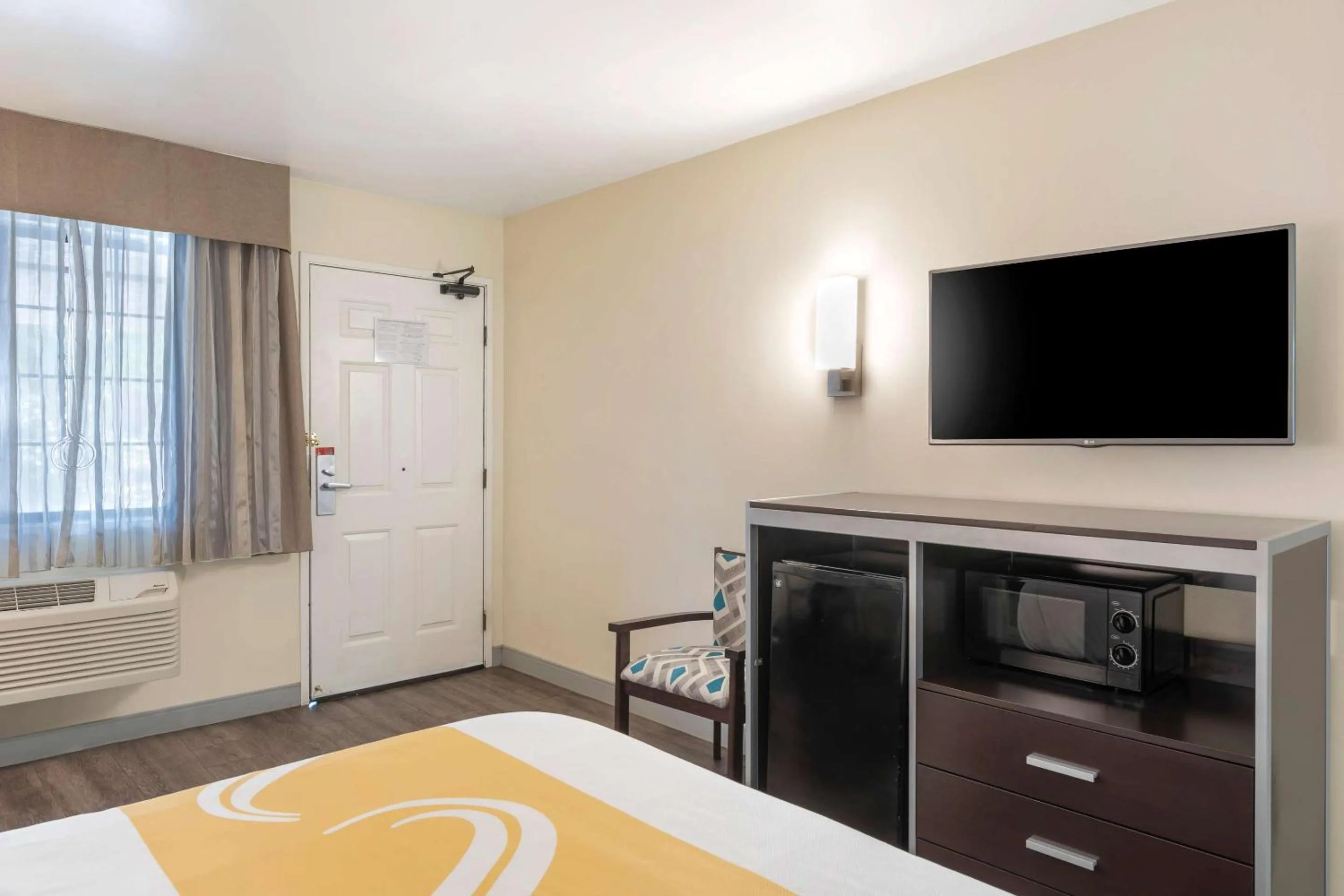 Bedroom, Bed in Quality Inn & Suites Camarillo-Oxnard