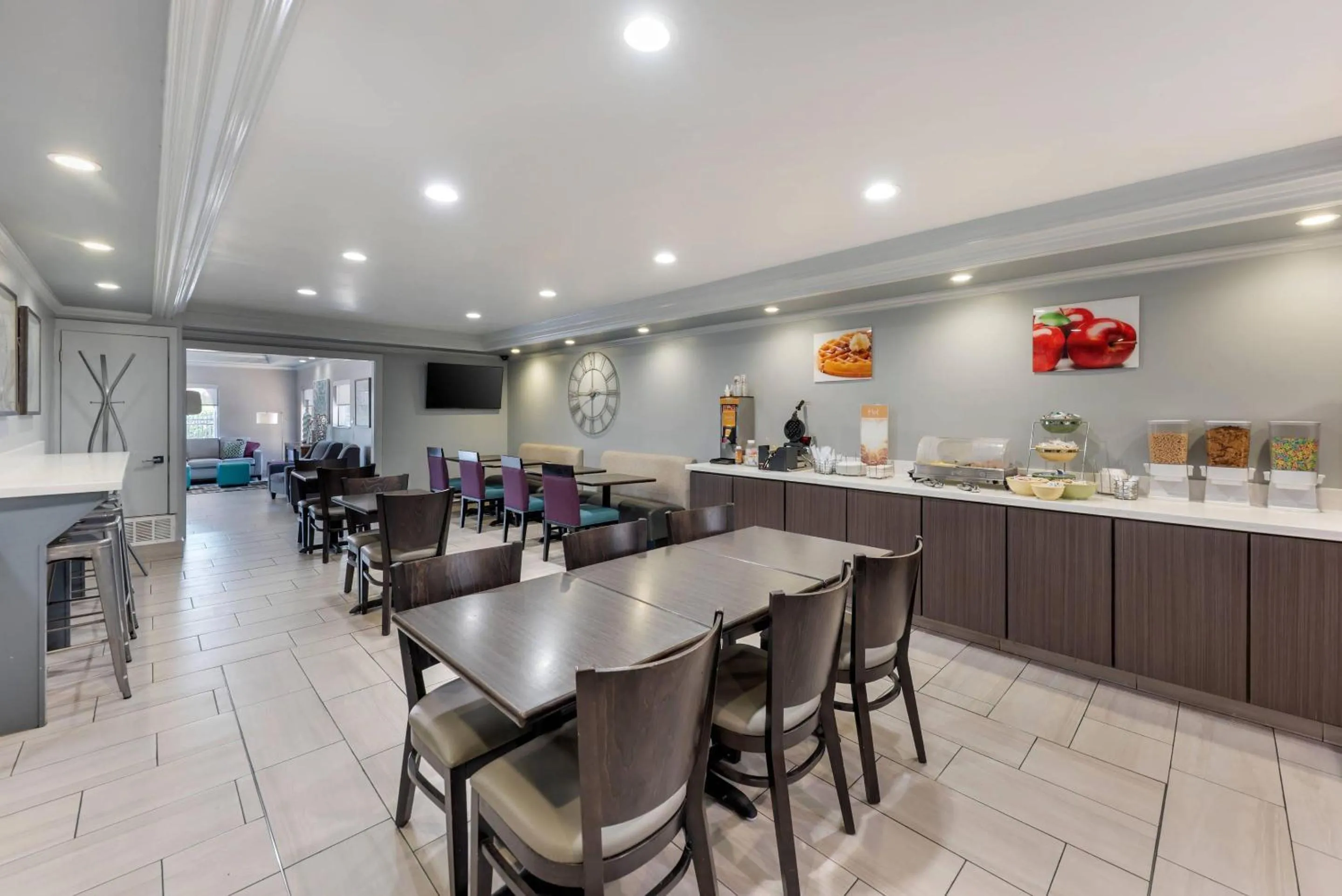 Breakfast in Quality Inn Near Lake Marble Falls