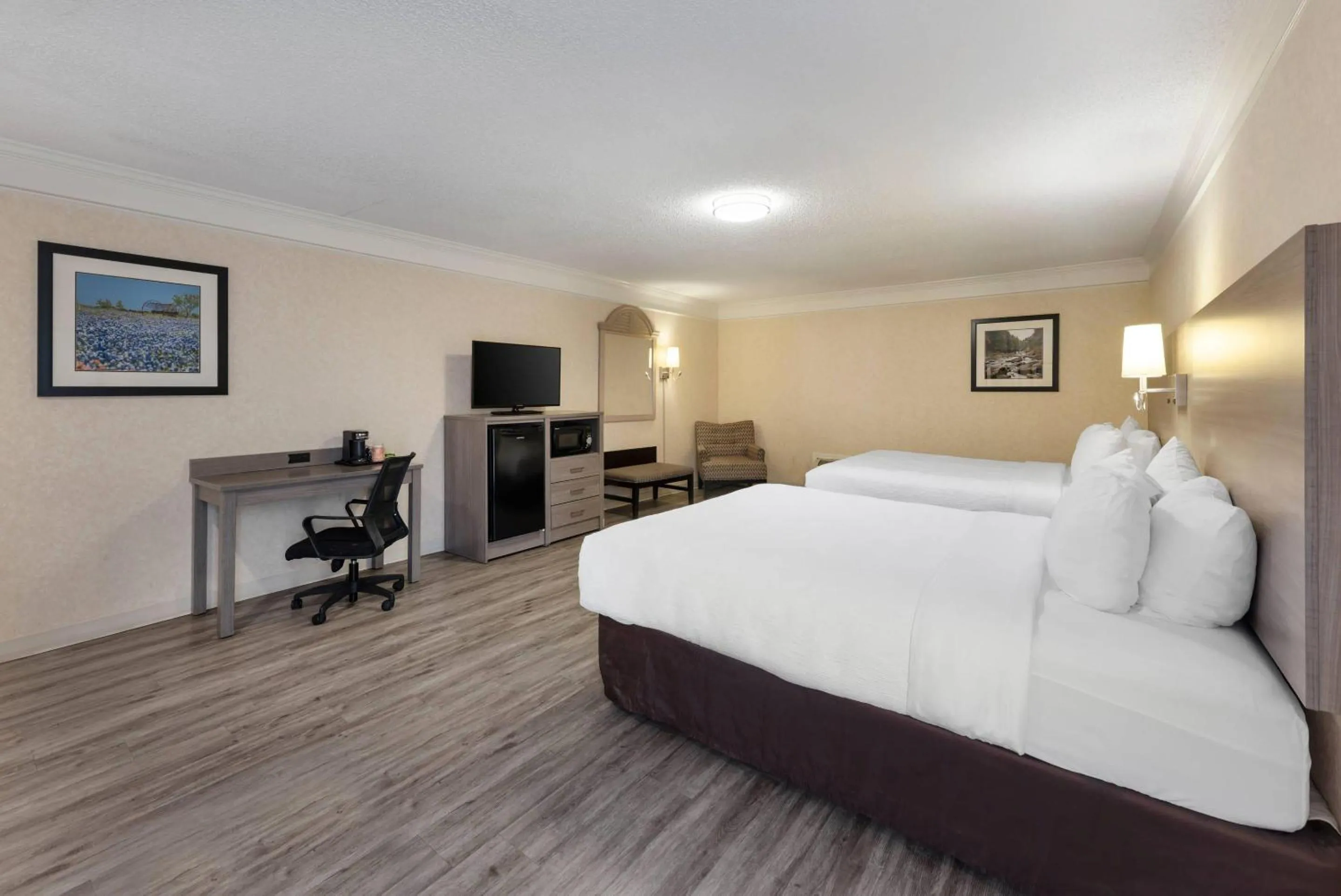 Bedroom, Bed in Quality Inn Near Lake Marble Falls