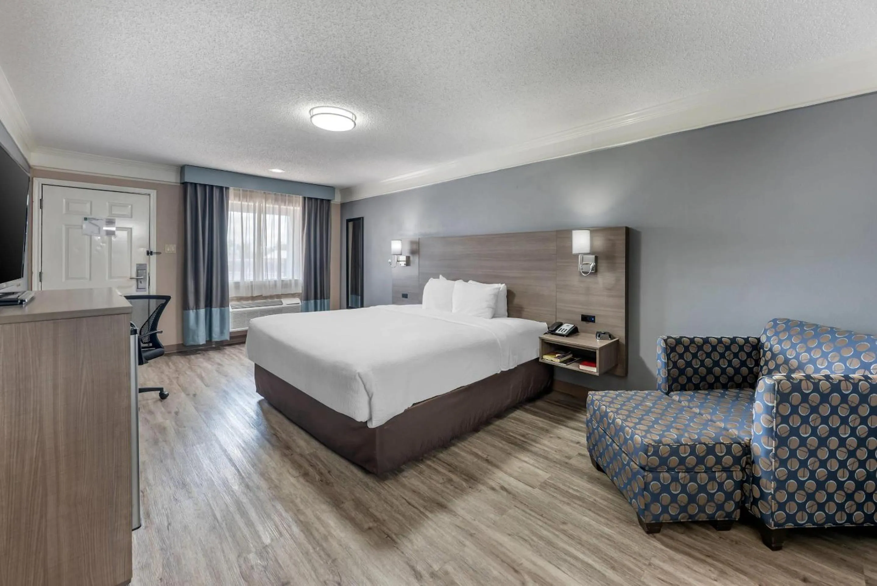 Bedroom, Bed in Quality Inn Near Lake Marble Falls