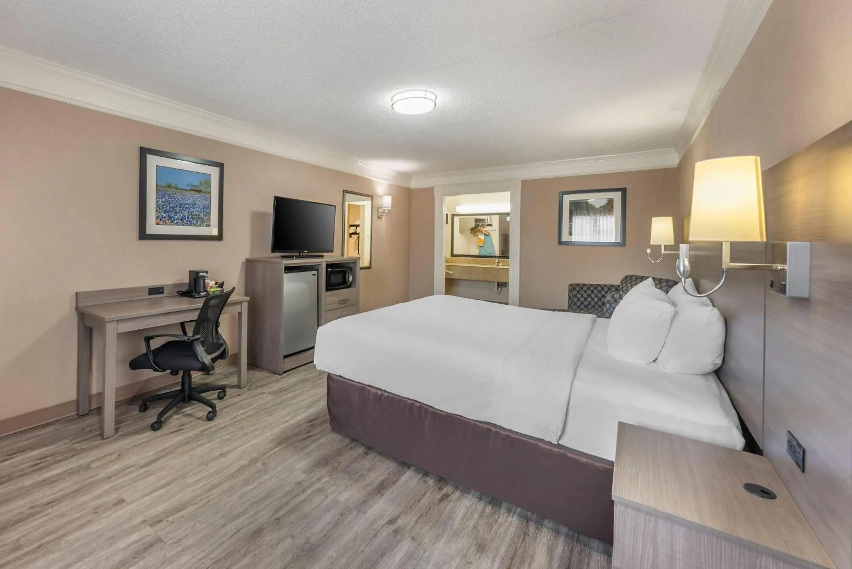 Bedroom, Bed in Quality Inn Near Lake Marble Falls Bedroom, Bed in Quality Inn Near Lake Marble Falls