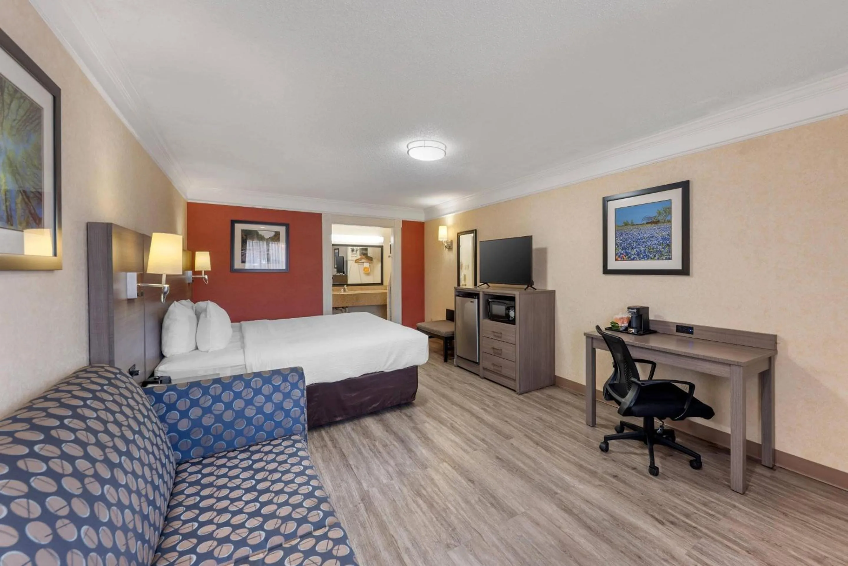 Bedroom, Bed in Quality Inn Near Lake Marble Falls