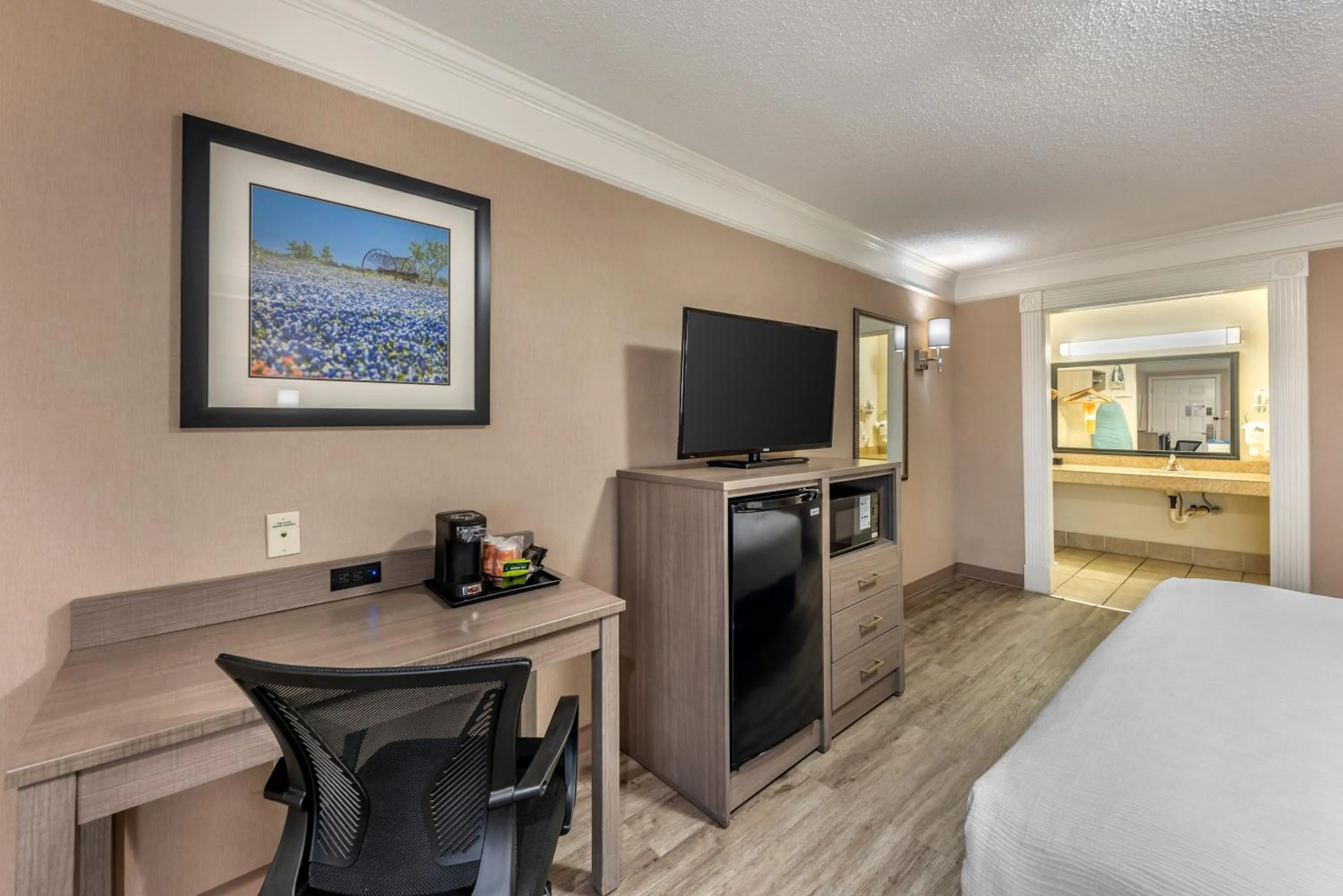 Bedroom, Bed in Quality Inn Near Lake Marble Falls