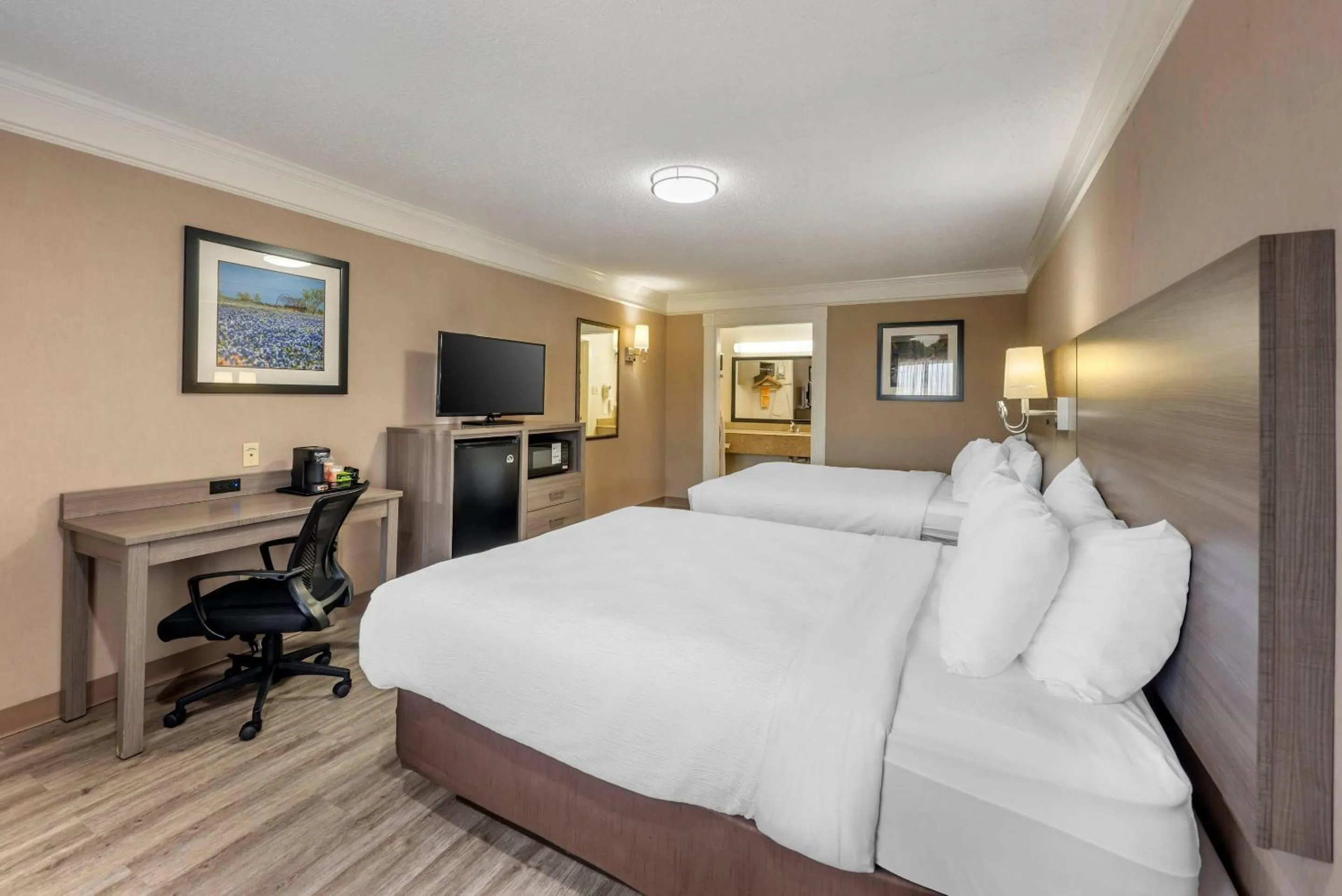 Bedroom, Bed in Quality Inn Near Lake Marble Falls