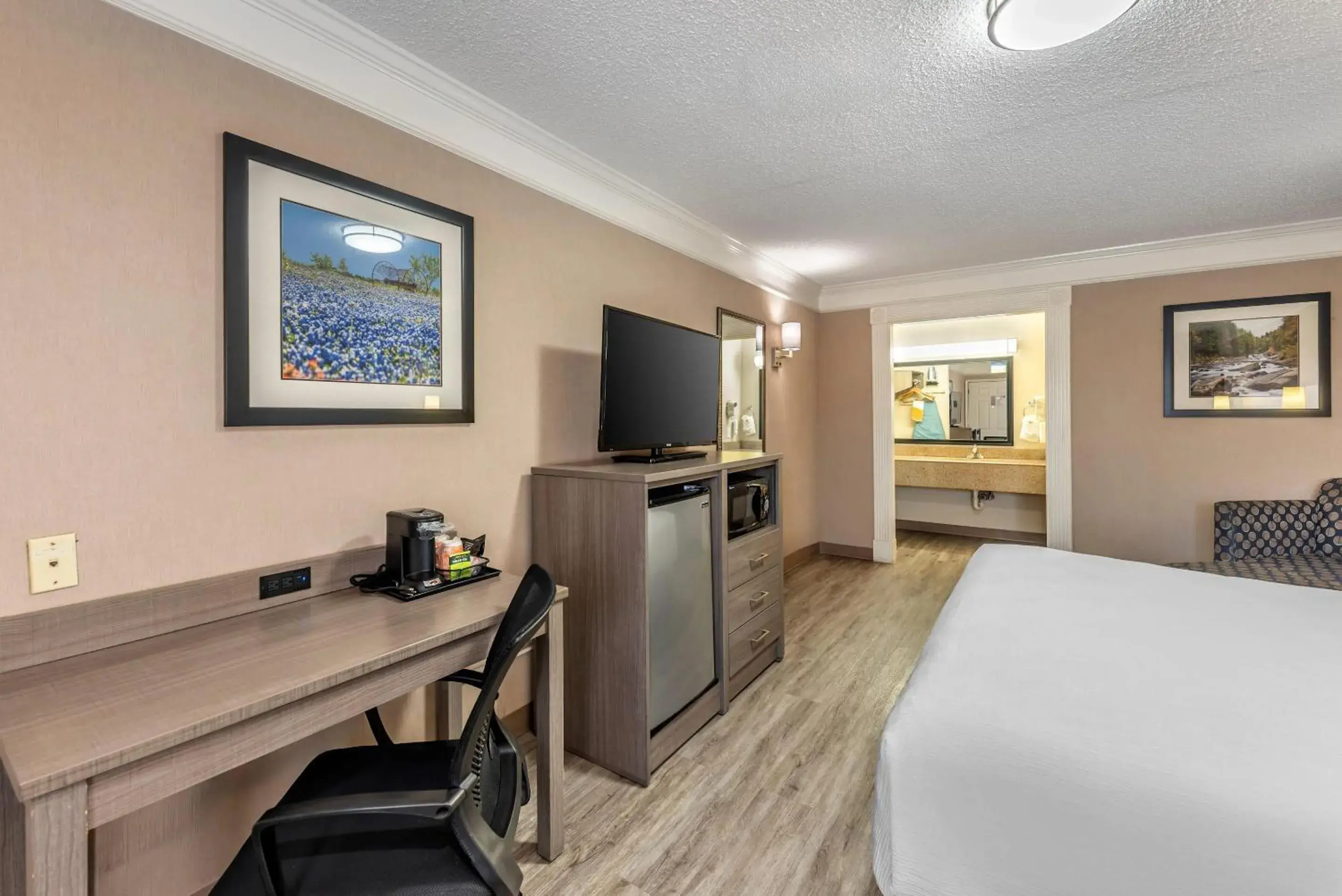 Bedroom, Bed in Quality Inn Near Lake Marble Falls Bedroom, Bed in Quality Inn Near Lake Marble Falls