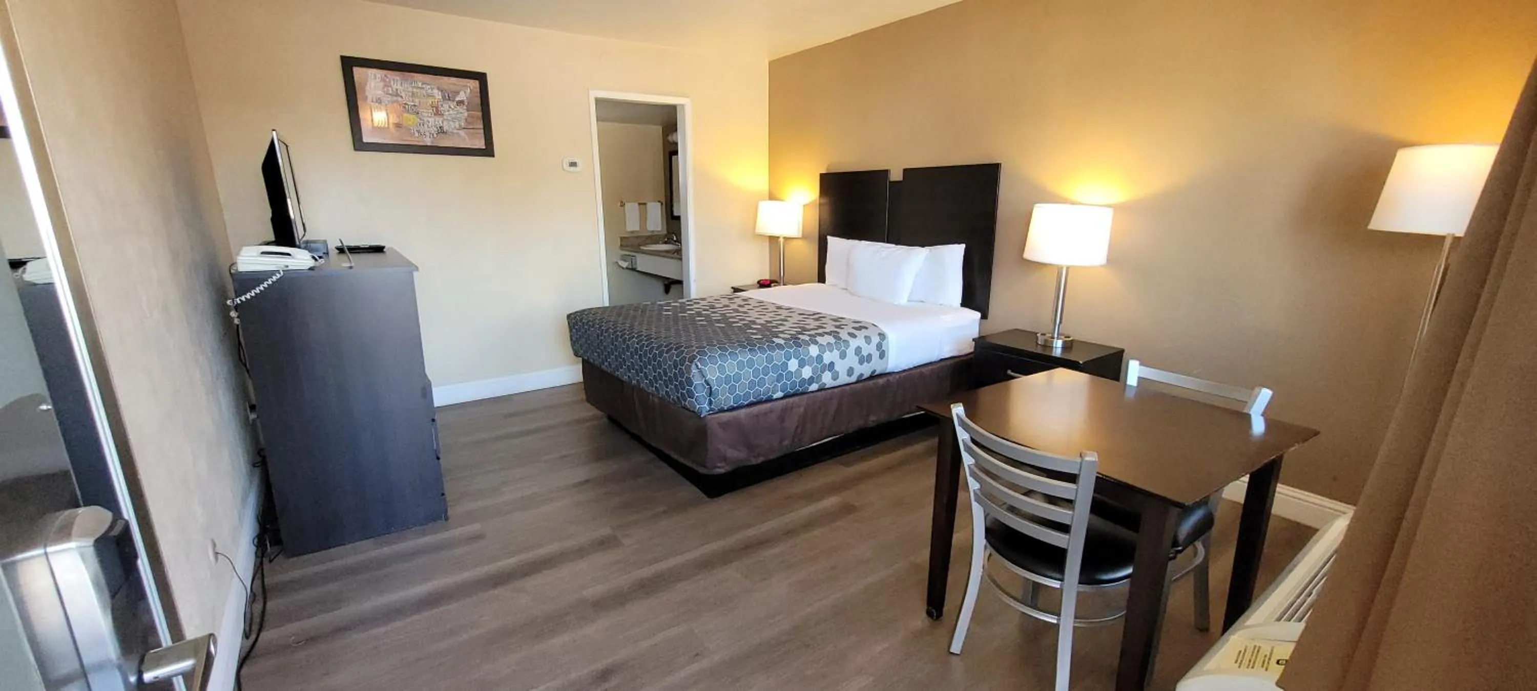 Bed in Econo Lodge Sacramento Convention Center